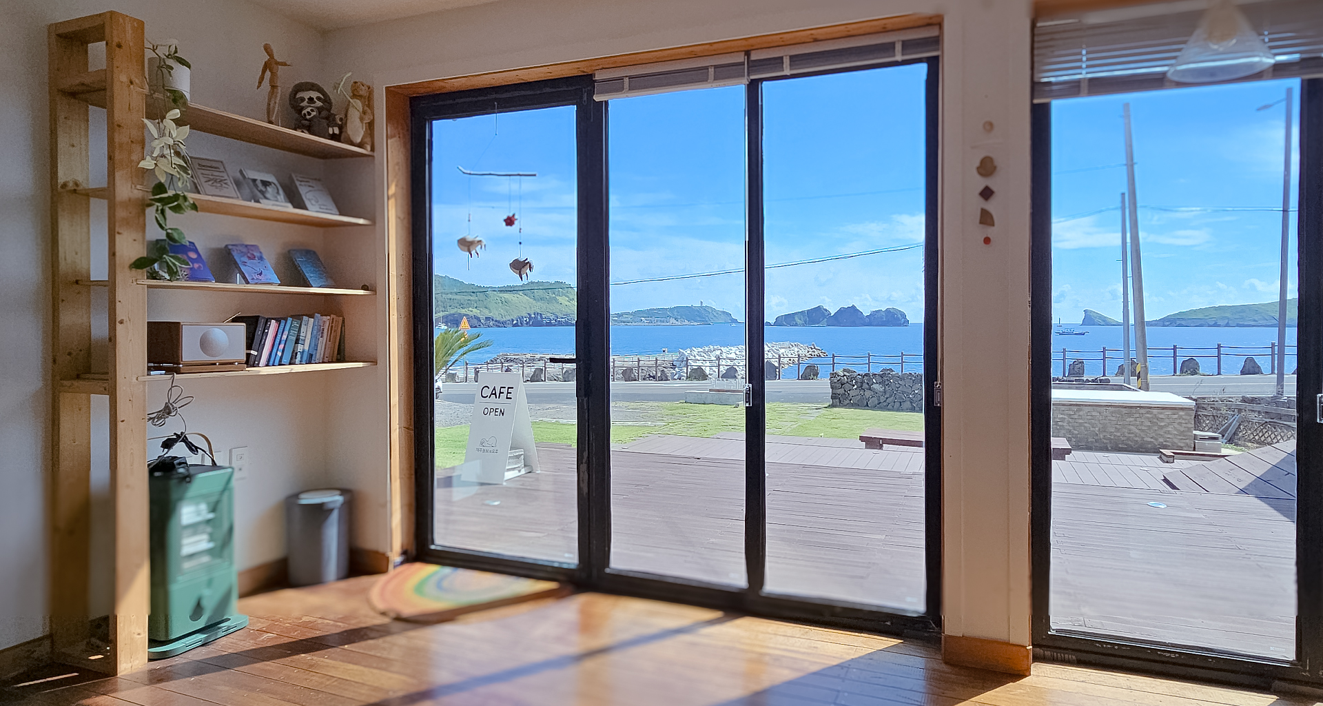 '제주늘보의오후' 카페 에서 보이는 바다 장면.
The sea scene from the 'JEJUNEULBO' cafe.