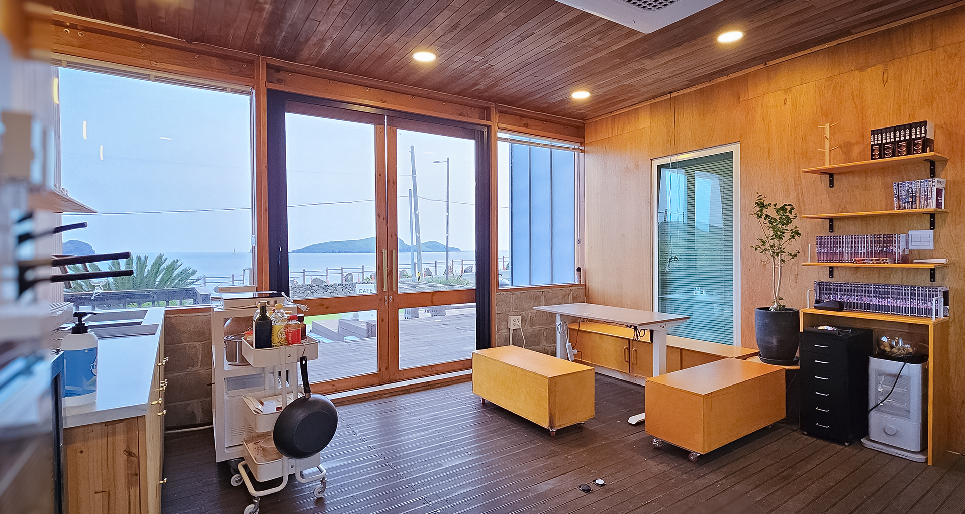 '제주늘보의오후' 공유 주방에서 보이는 바다의 모습.
The view of the sea from the shared kitchen of 'JEJUNEULBO'