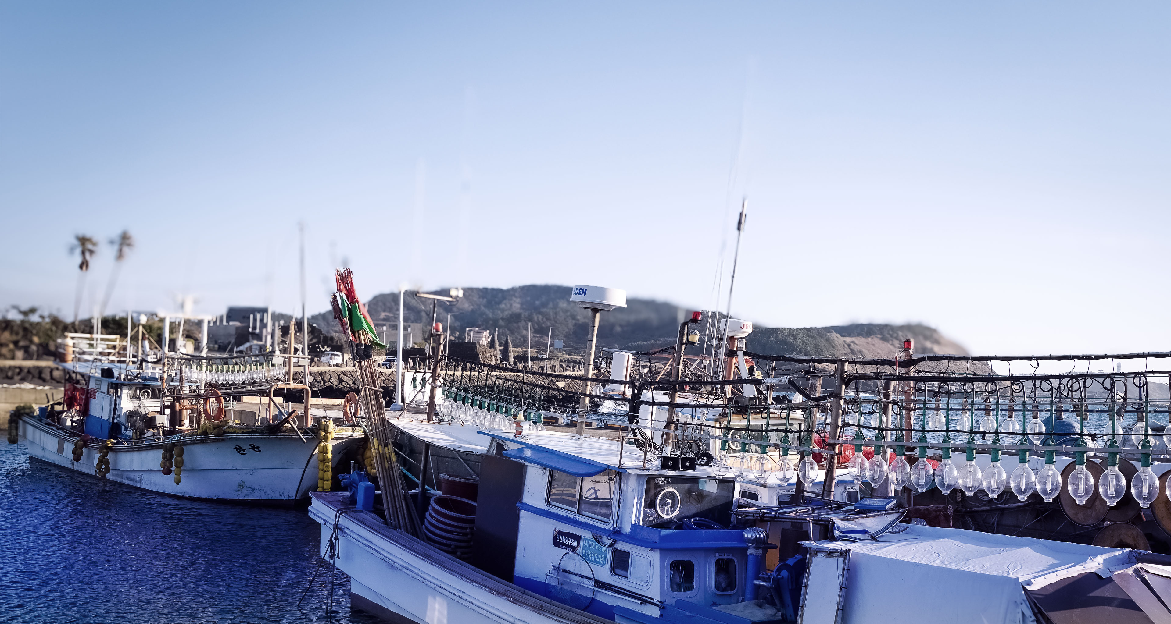 '제주늘보의오후' 시설 근처의 '용수항'의 풍경.
The view of 'Yongsu Port' near the 'JEJUNEULBO' facility