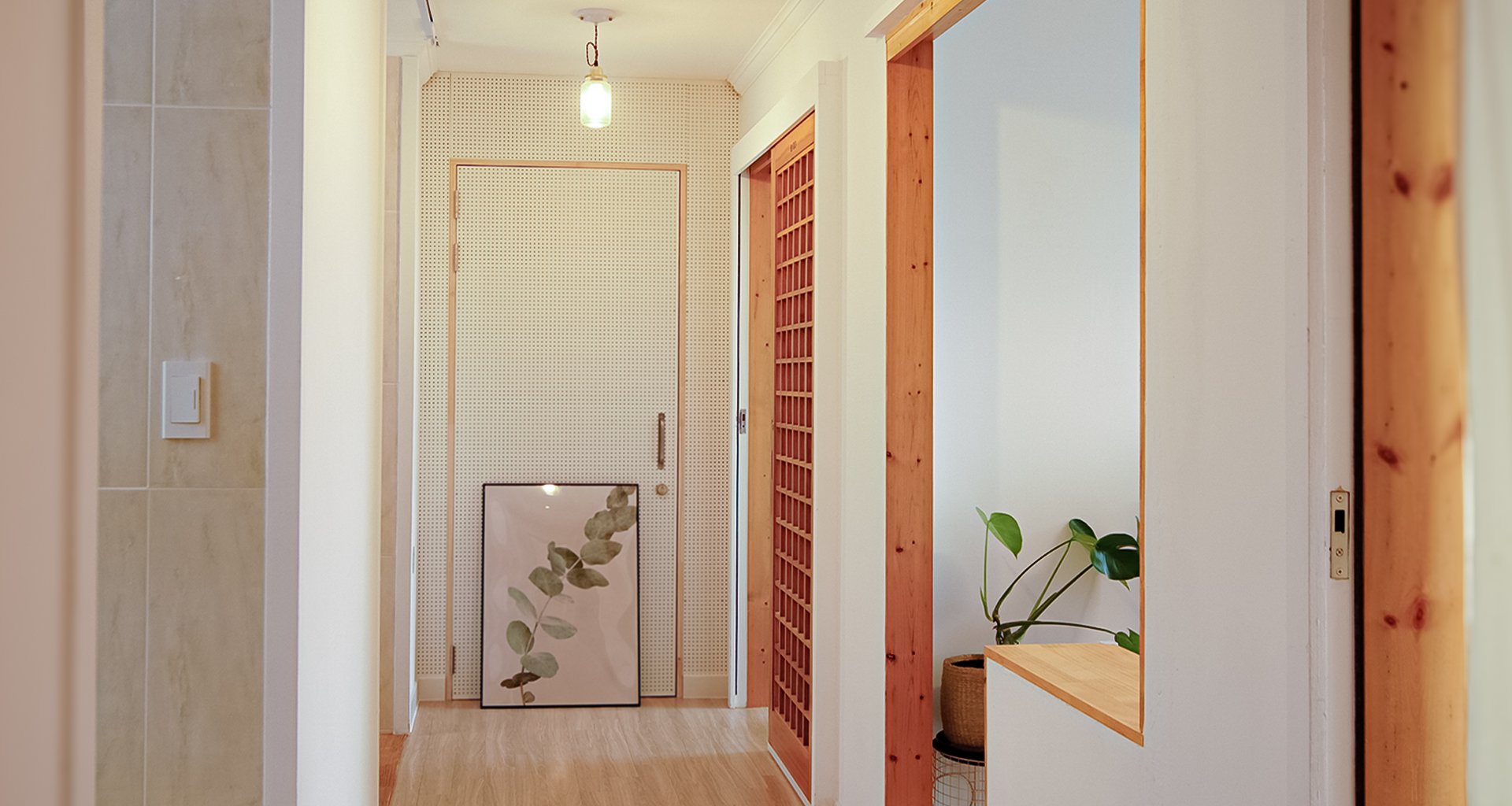 '제주늘보의오후' 2층 프렌즈룸의 객실 복도 모습.
The hallway view of the room in Friends Room on the 2nd floor of 'JEJUNEULBO'