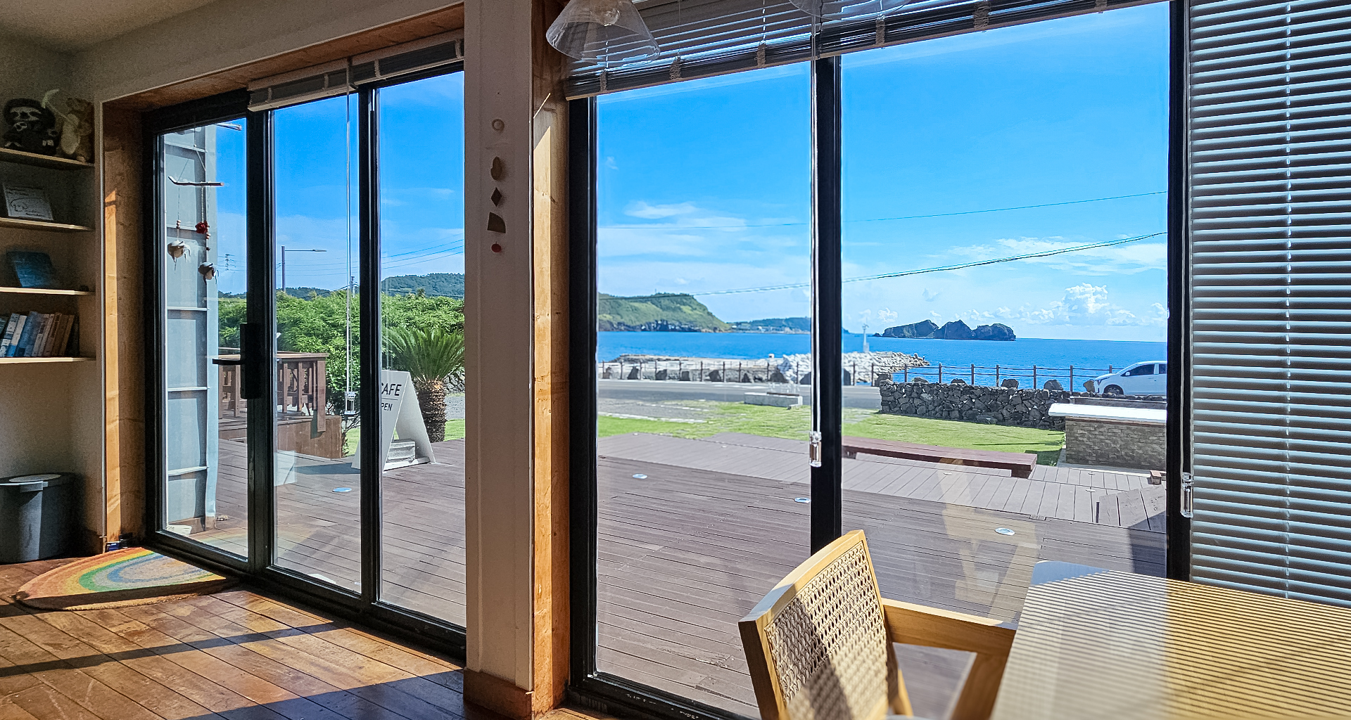 '제주늘보의오후' 카페 에서 보이는 바다 장면.
The sea scene from the 'JEJUNEULBO' cafe.