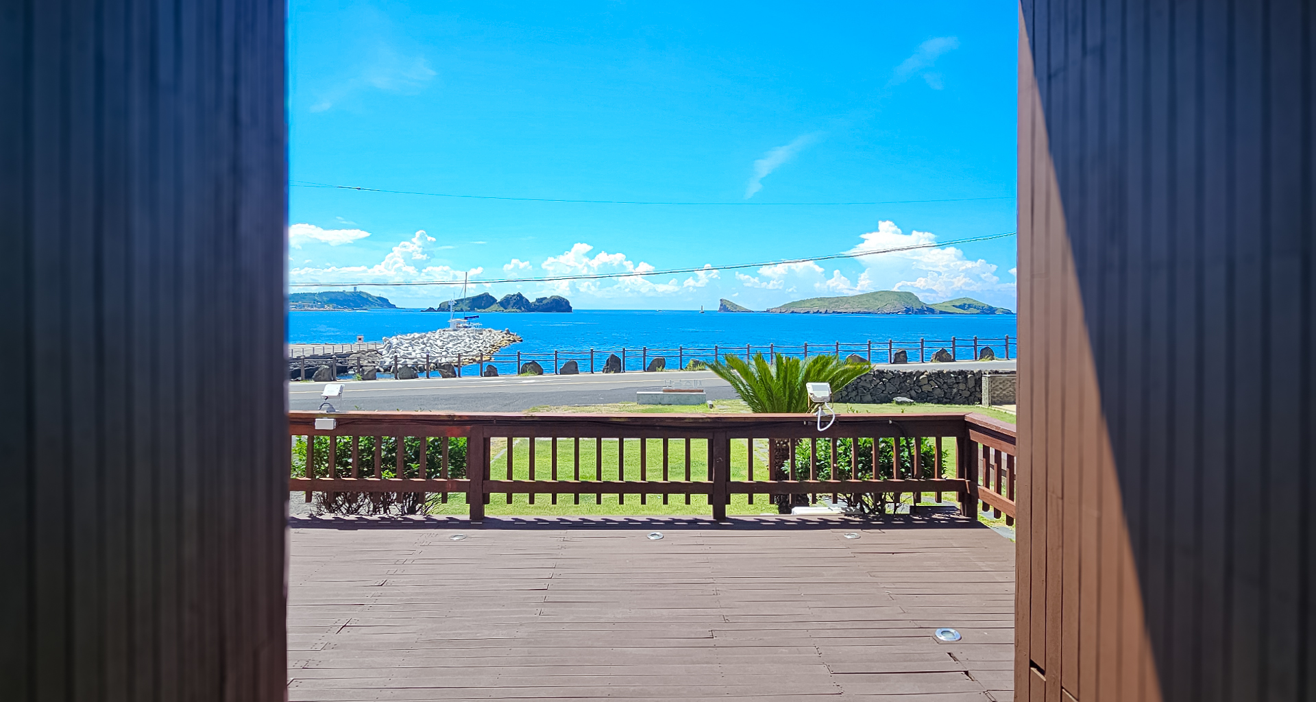 '제주늘보의오후' 현관에서 보는 바다의 풍경. The view of the sea from the front door of 'JEJUNEULBO'.
