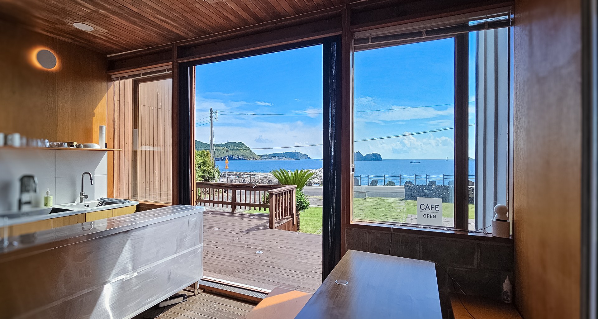 '제주늘보의오후' 카페에서 보는 바다의 풍경. The view of the sea at the cafe of 'JEJUNEULBO'.