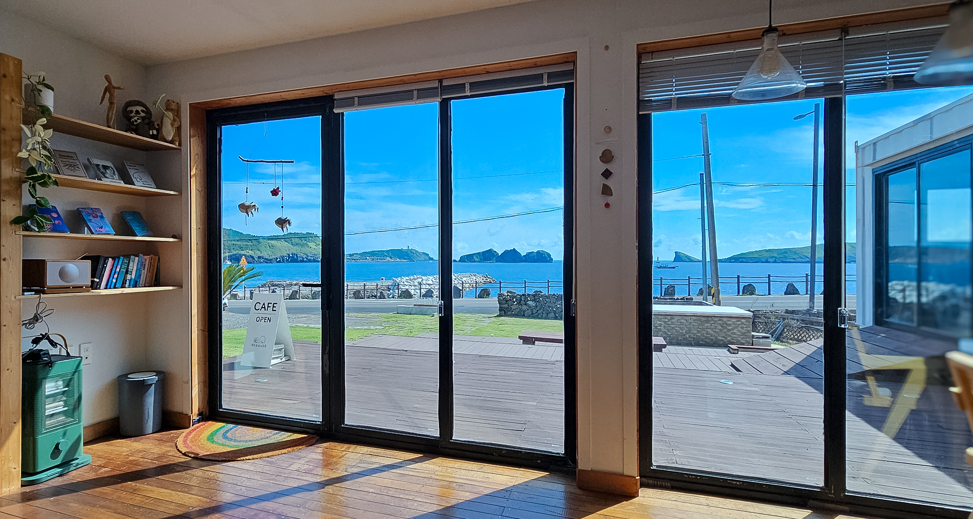 '제주늘보의오후' 카페 에서 보이는 바다 장면.
The sea scene from the 'JEJUNEULBO' cafe.