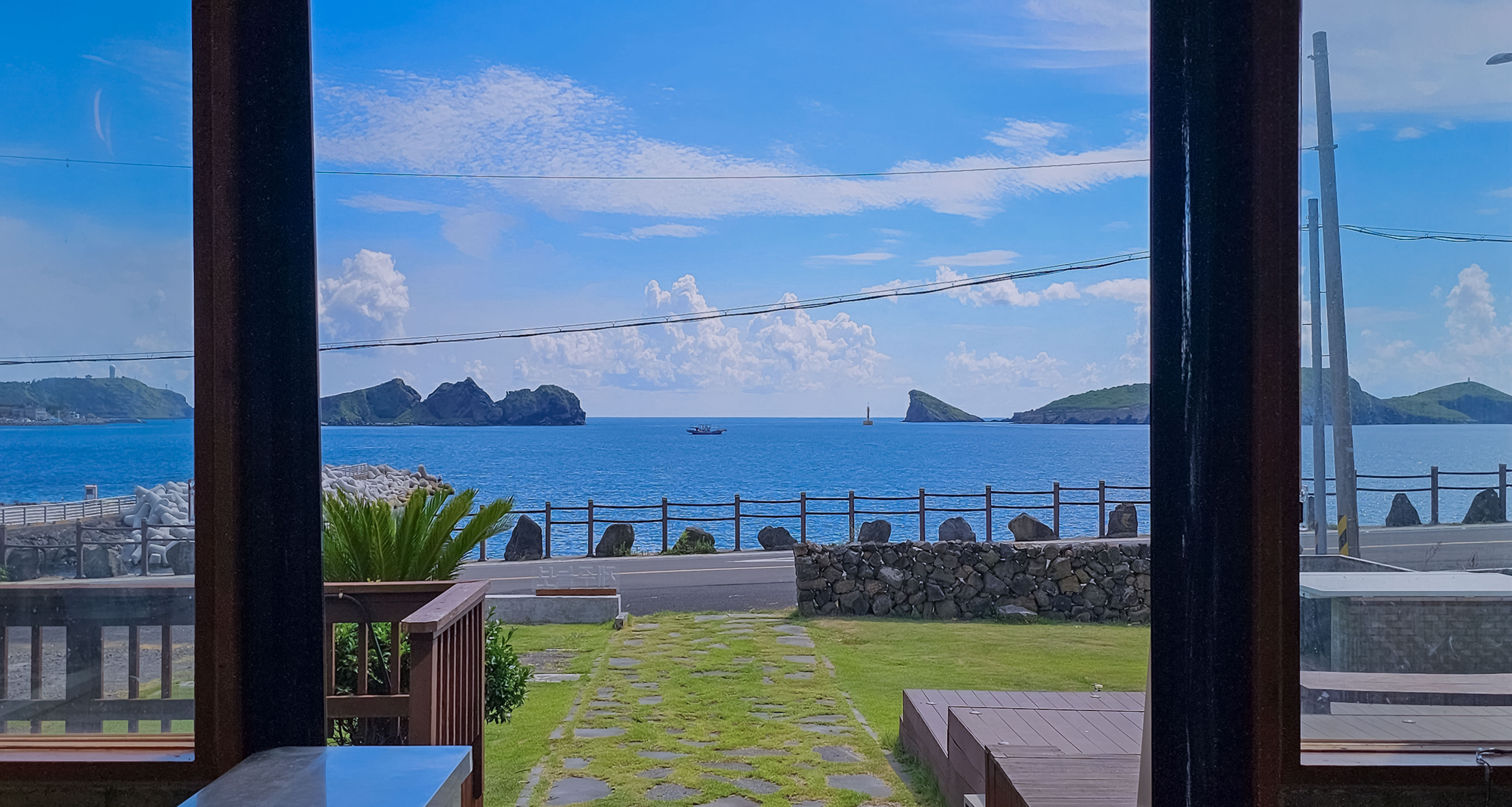 '제주늘보의오후' 1층 공유주방에서 바라보드 바다의 모습.
The view of the sea of Barabode in the shared kitchen on the first floor of 'JEJUNEULBO'.