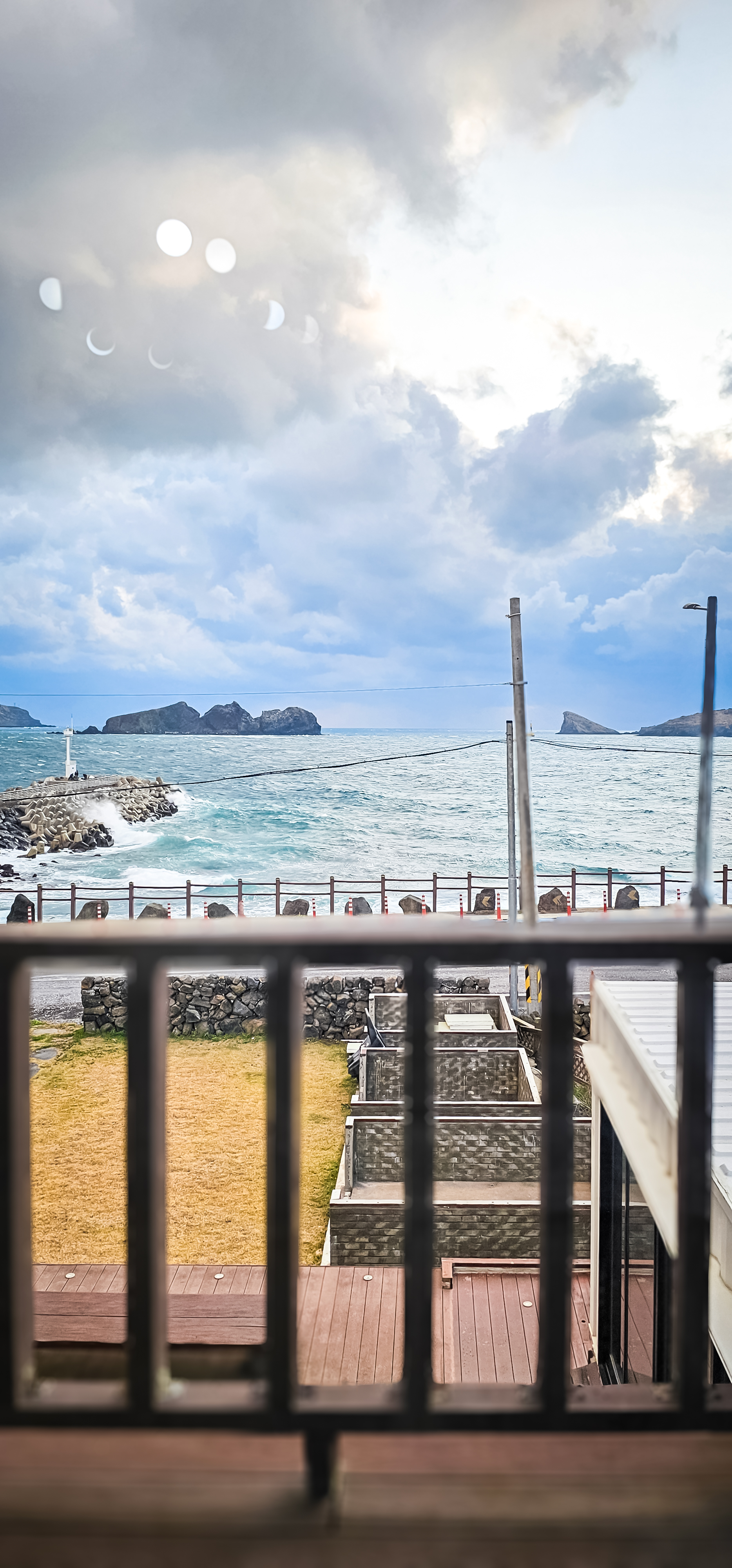 "제주늘보의오후" 패밀리룸 발코니에서 바라보는 바다의 전경. 'JEJUNEULBO' View of the sea from the balcony of the family room.