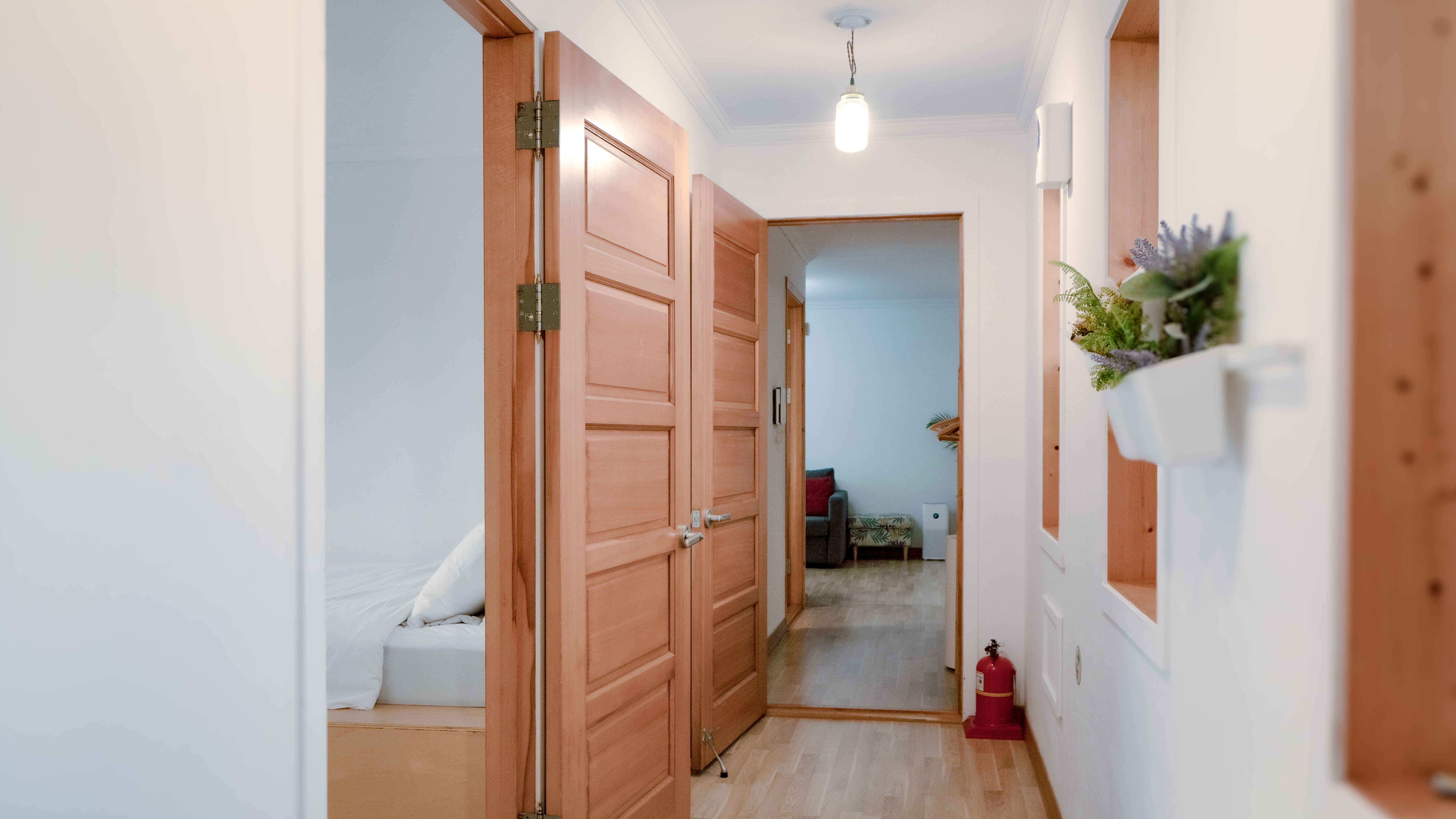 '제주늘보의오후' 2층 객실 패밀리룸의 복도 모습. The hallway view of the second floor room family room of 'JEJUNEULBO'.