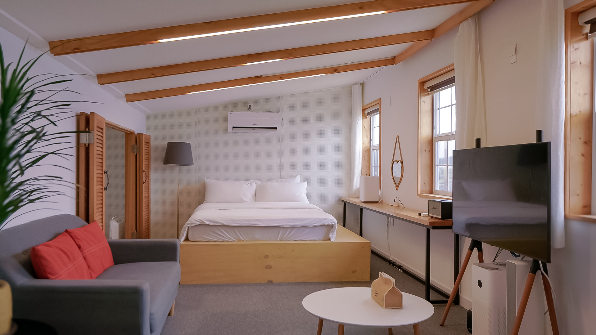 '제주늘보의오후' 3층 루프룸의 객실 전경.
깔끔한 구성에 원목 포인트로 구성되어 있다.  View of the room on the 3rd floor of 'JEJUNEULBO'. It is composed of solid wood points in a neat composition.