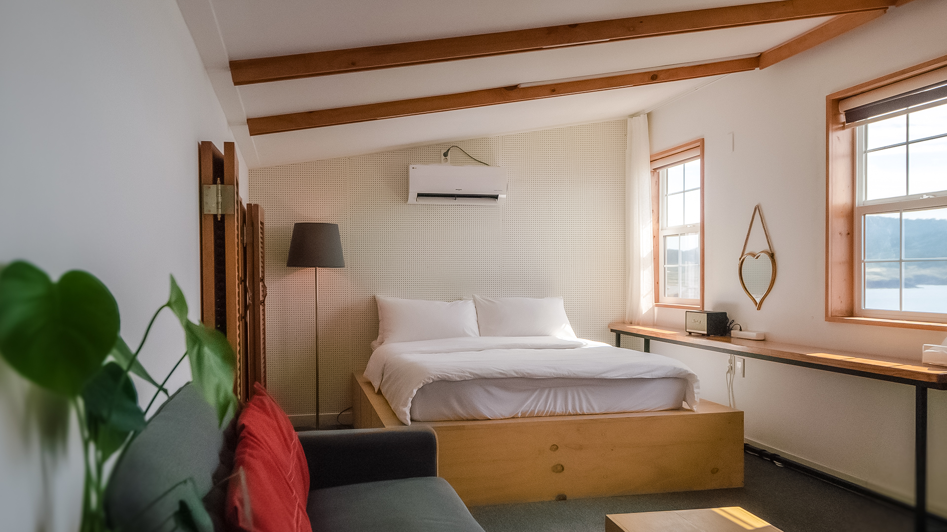 '제주늘보의오후' 3층 루프룸 객실의 전경. A panoramic view of the roof room room on the 3rd floor of 'JEJUNEULBO'