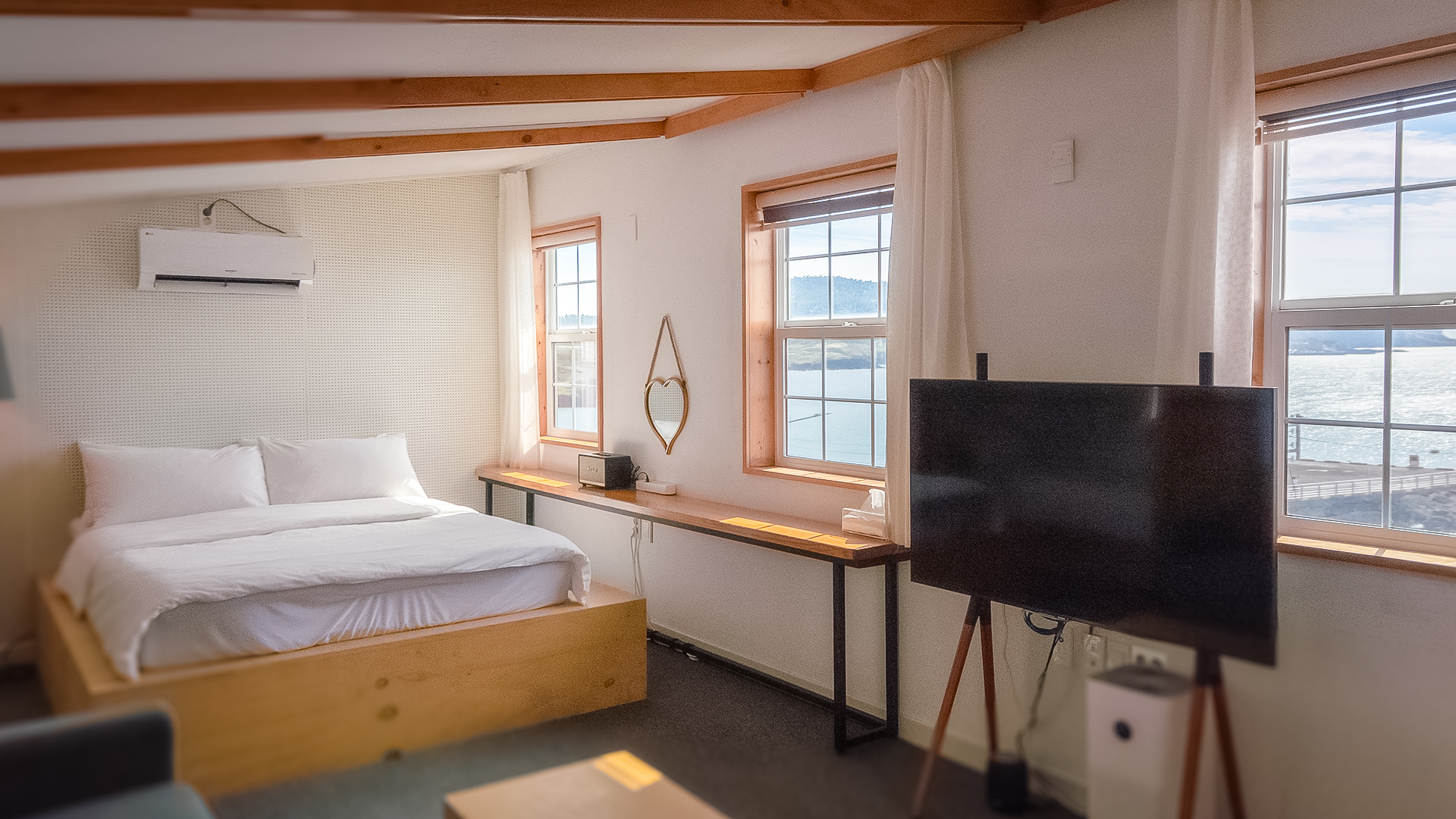 '제주늘보의오후' 3층 루프룸 객실의 티비가 있는 방향으로 보는 객실의 구성. The composition of the room in the direction of the TV in the roof room room on the third floor of 'JEJUNEULBO'