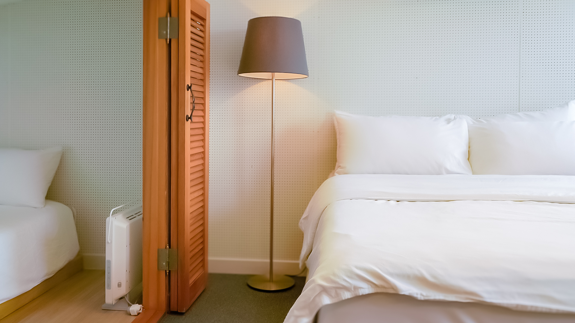 '제주늘보의오후' 3층 루프룸 침대 주변의 안락한 분위기. The comfortable atmosphere around the bed in the roof room on the third floor of 'JEJUNEULBO'