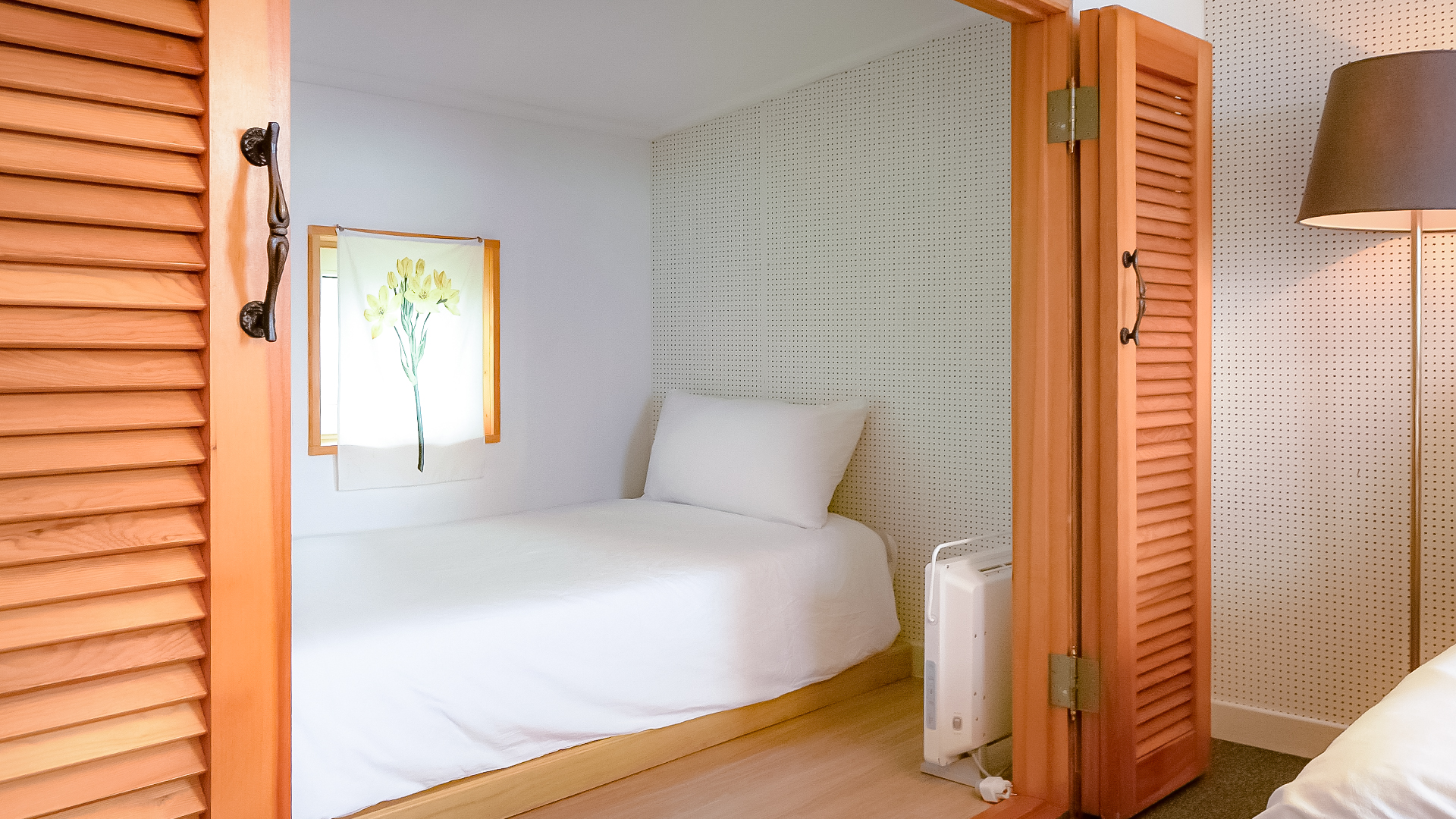 '제주늘보의오후' 3층 루프룸 싱글침대가 있는 공간 구성. 'JEJUNEULBO' is a space with a single bed in a roof room on the 3rd floor.