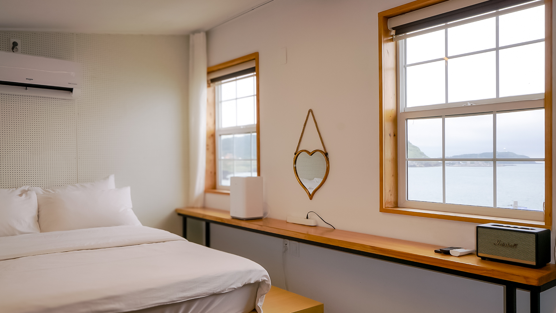 '제주늘보의오후' 3층 루프룸 객실의 창문에서 보이는 분위기. The atmosphere seen from the window of the roof room room on the third floor of' 'JEJUNEULBO'.