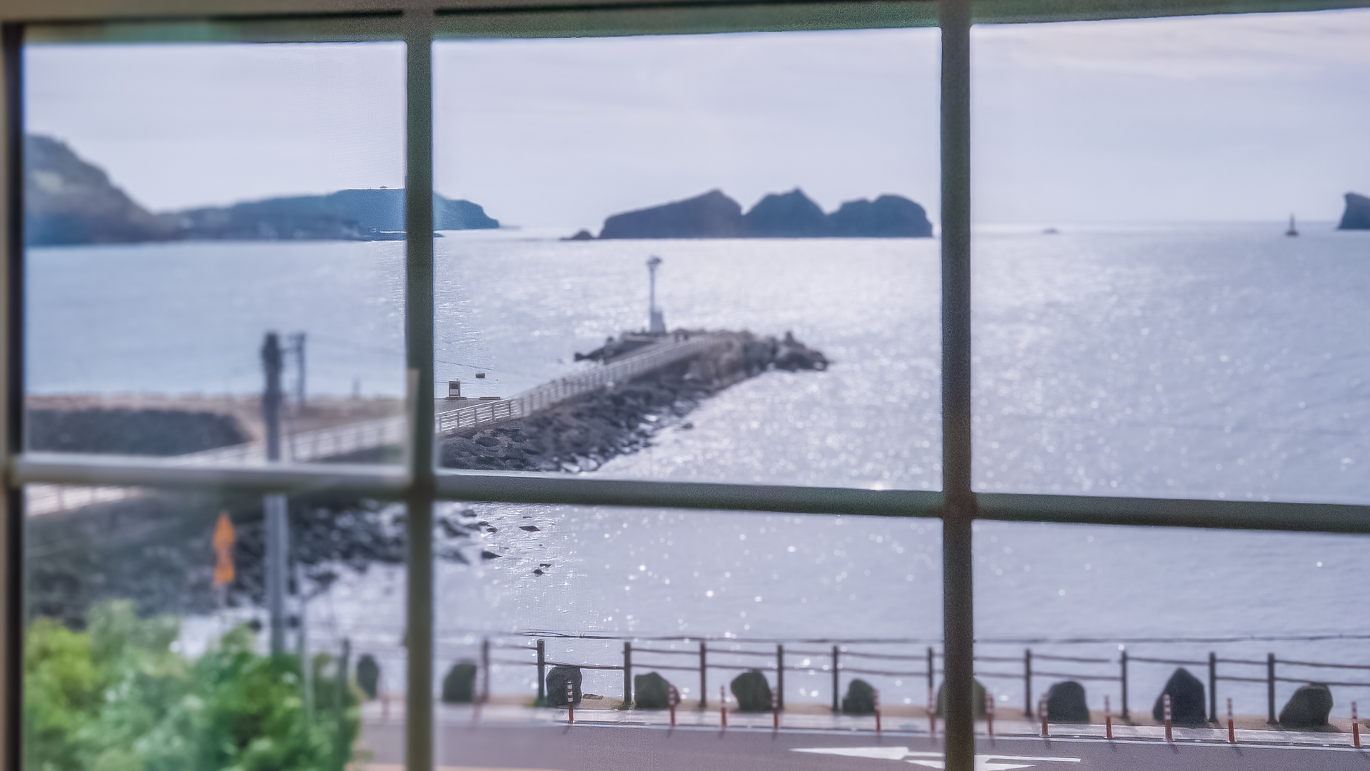 '제주늘보의오후' 루프룸 창문에서 내려 보이는 용수항 주변의 풍경. The view around the Yongsu Port from the roof room window of 'JEJUNEULBO'