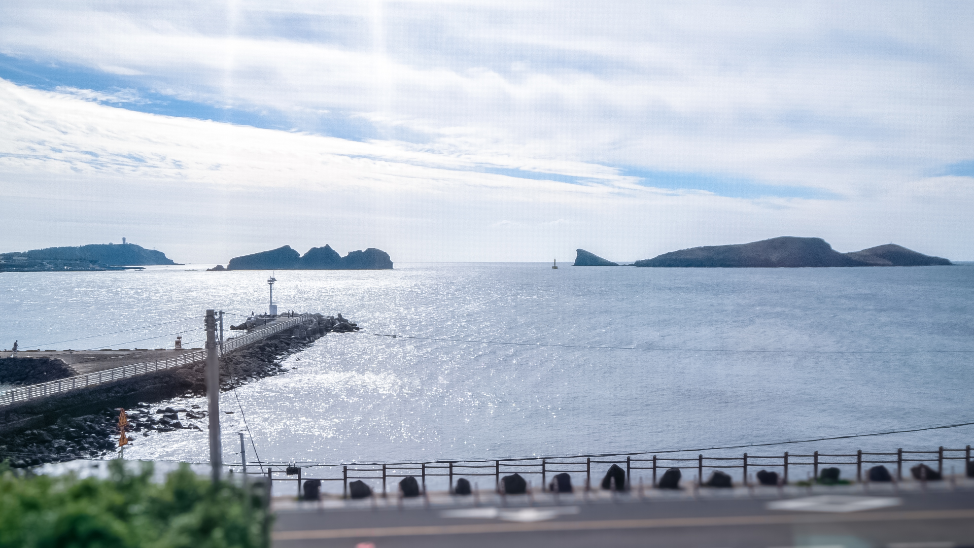 '제주늘보의오후' 루프룸 창문에서 내려 보이는 차귀도와 바다의 풍경. Cha Guido Island and the view of the sea from the roof room window of 'JEJUNEULBO'
