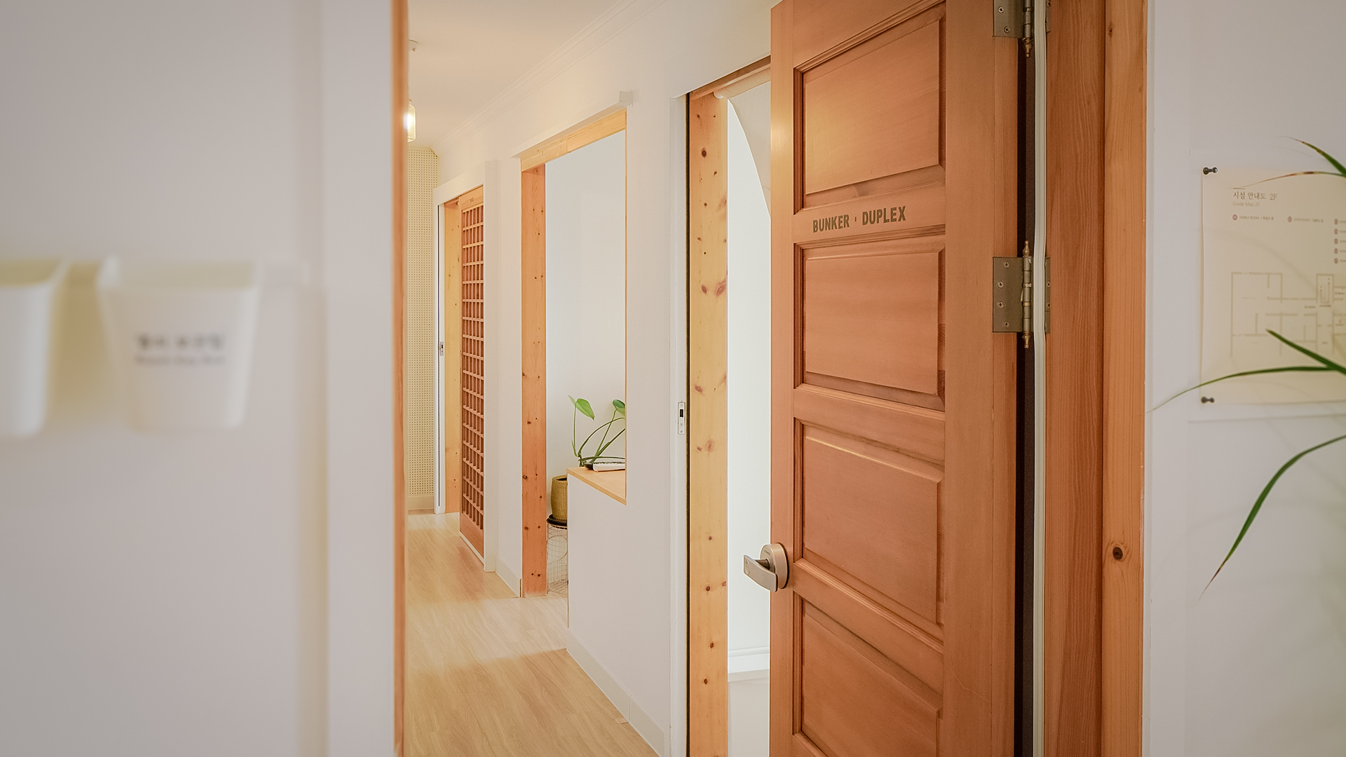 '제주눌보의오후' 2층 프렌즈룸 입구에서 보이는 복도의 모습. The view of the hallway from the entrance to the Friends Room on the second floor of 'JEJUNEULBO'.