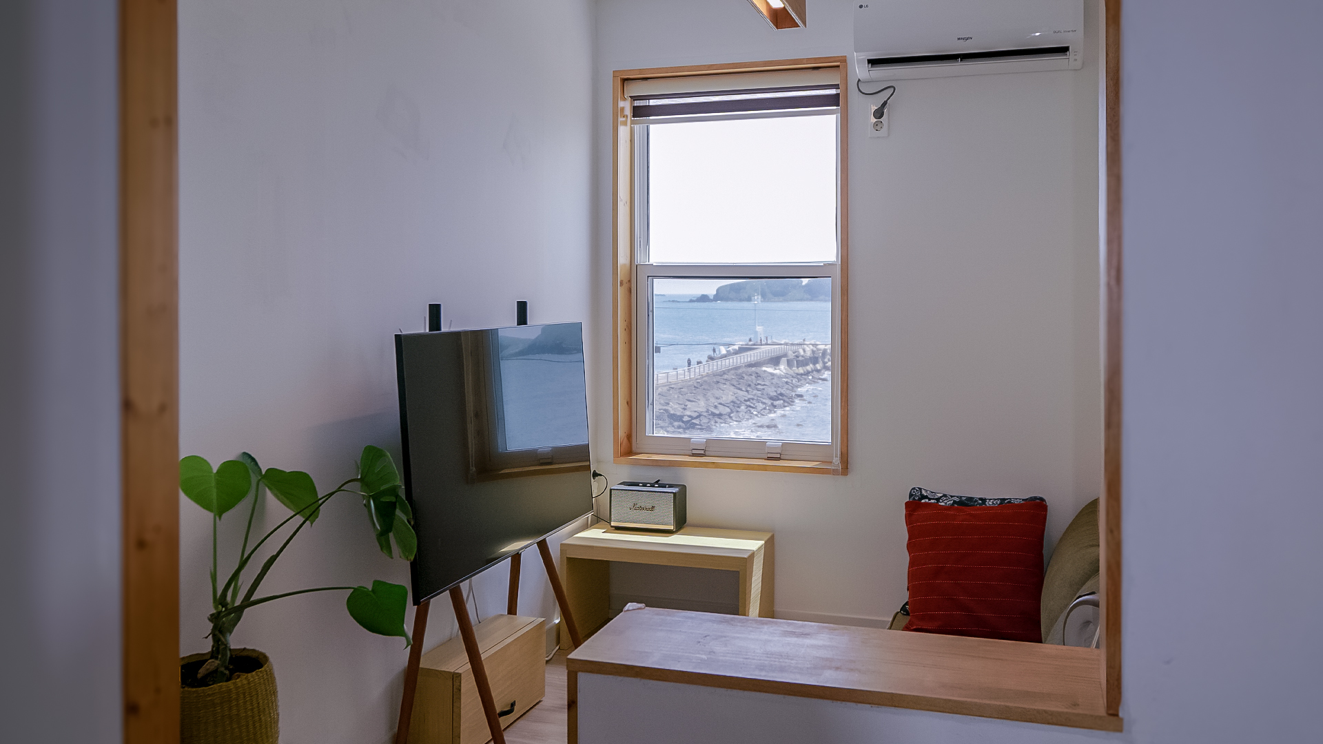 '제주눌보의오후' 2층 프렌즈룸의 거실 환경. The living room environment of Friends Room on the 2nd floor of 'JEJUNEULBO'.