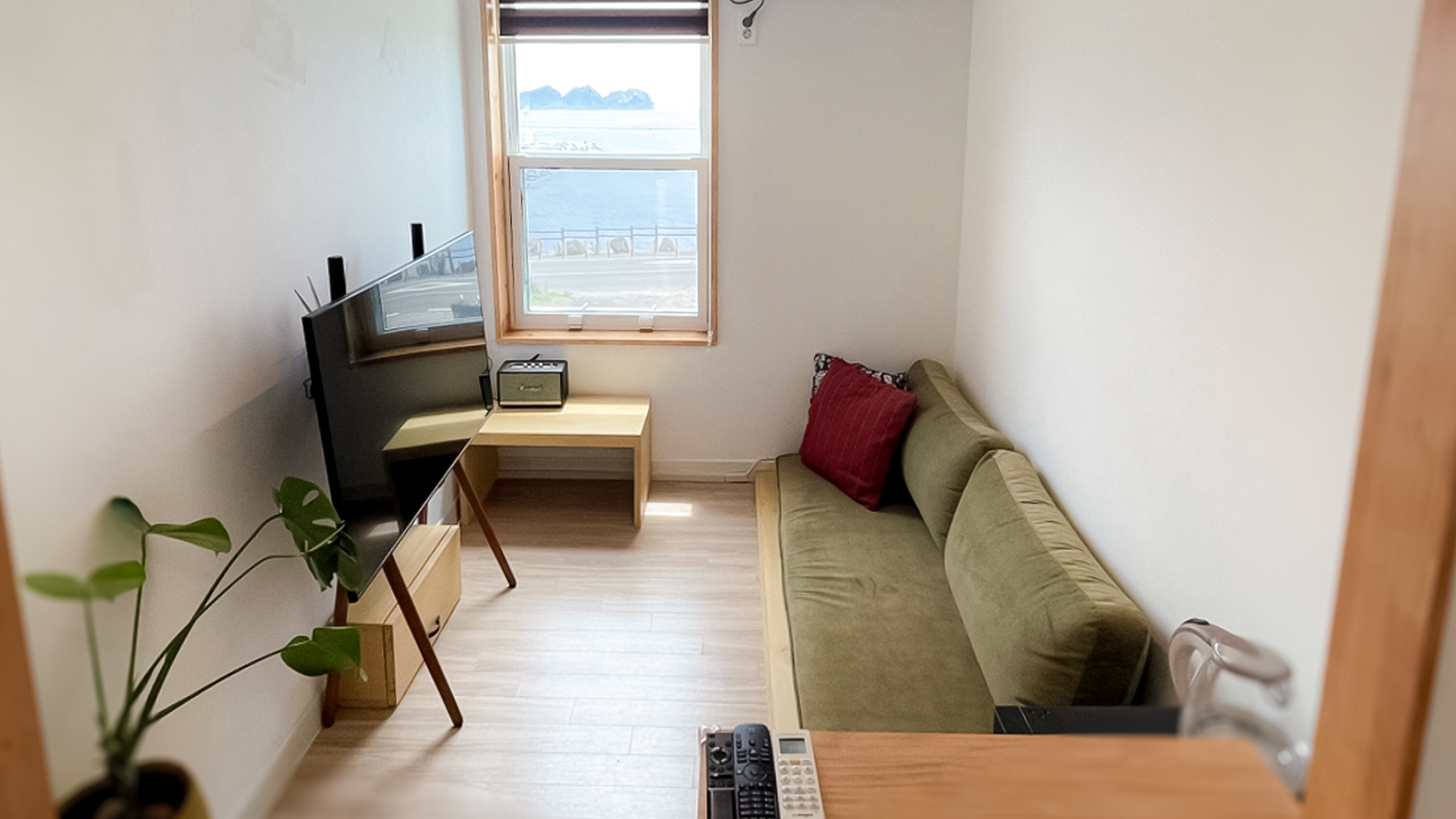 '제주눌보의오후' 2층 프렌즈룸 거실의 모습. The view of the living room of Friends Room on the 2nd floor of 'JEJUNEULBO'.