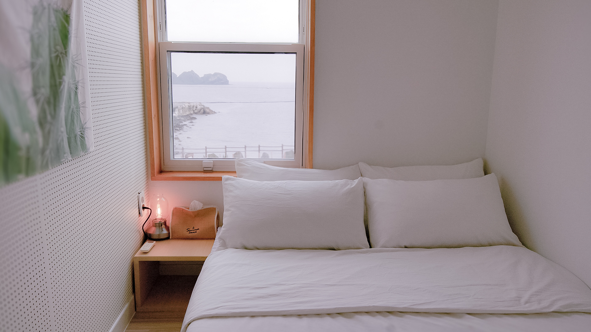 '제주눌보의오후' 2층 프렌즈룸의 퀸침대 객실. Queen bed room in Friends Room on the 2nd floor of 'JEJUNEULBO'.