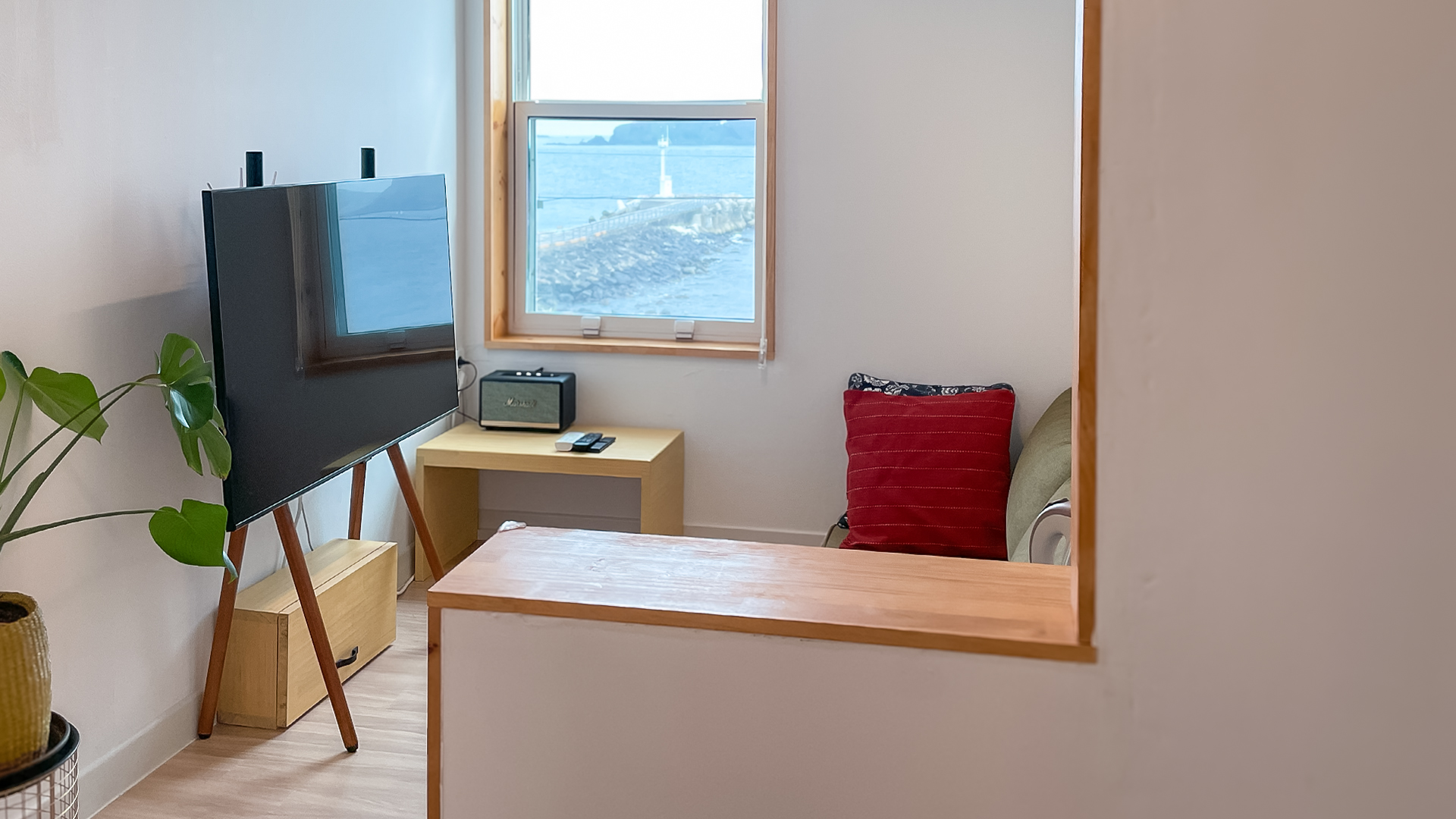 '제주눌보의오후' 2층 프렌즈룸의 거실에서 보이는 창밖  해안 풍경. The beach view from the living room of Friends Room on the 2nd floor of 'JEJUNEULBO'.