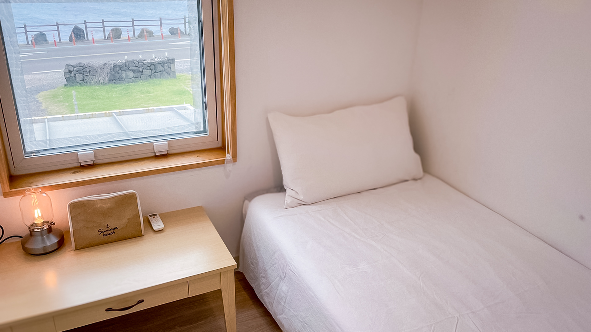 '제주눌보의오후' 2층 프렌즈룸의 싱글침대 객실. 'JEJUNEULBO' is a single bed room in Friends Room on the 2nd floor.
