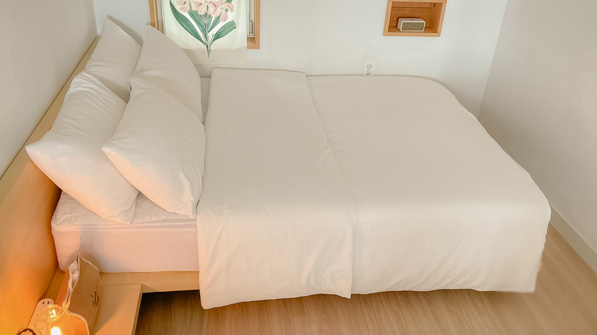 '제주늘보의오후' 2층 듀플렉스룸 침대와 침구류의 모습. The duplex room bed and bedding on the second floor of  'JEJUNEULBO'.