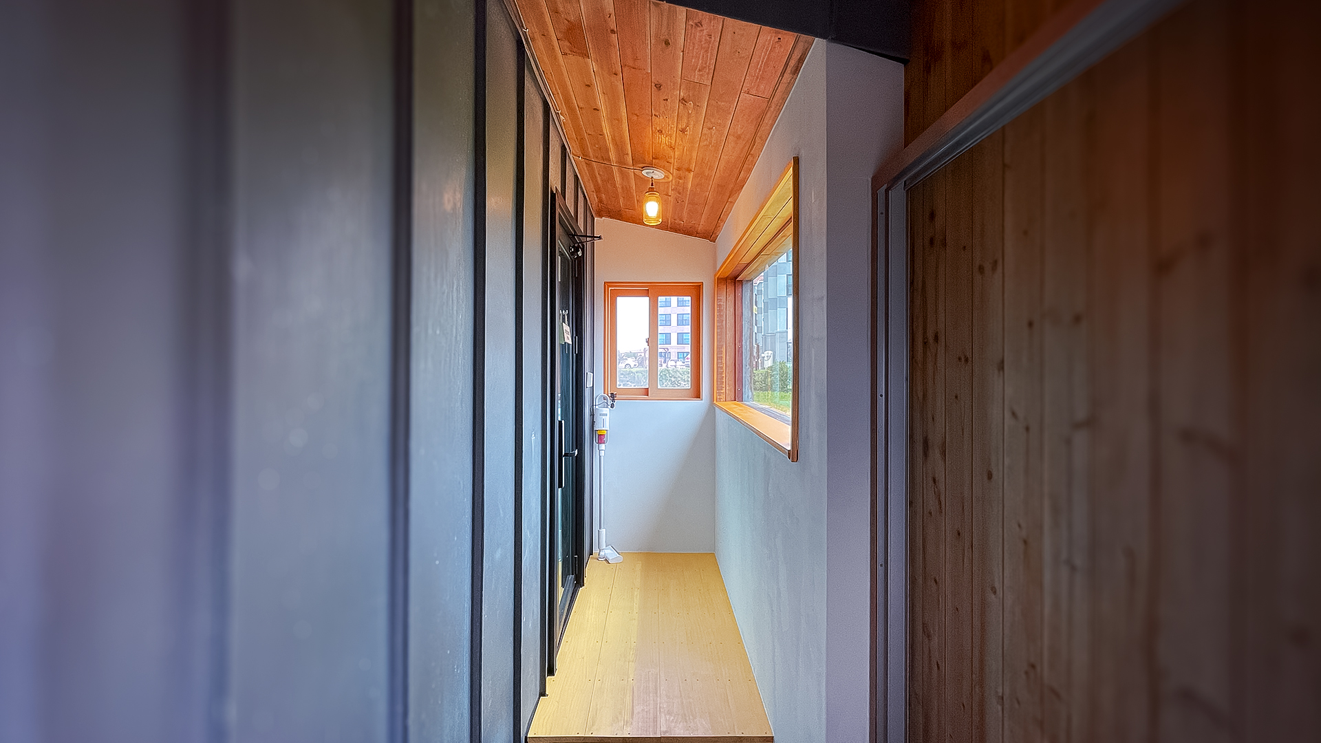 '제주늘보의오후' 2층 듀플렉스룸 출입문 복도. The hallway of the duplex room entrance on the 2nd floor of 'JEJUNEULBO'.