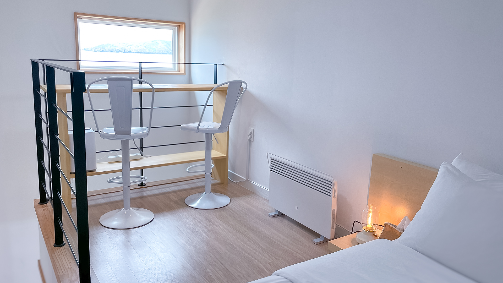 '제주늘보의오후' 2층 듀플렉스룸 객실 침실쪽 창문 방향 전경. View of the bedroom window of the duplex room on the 2nd floor of 'JEJUNEULBO'.