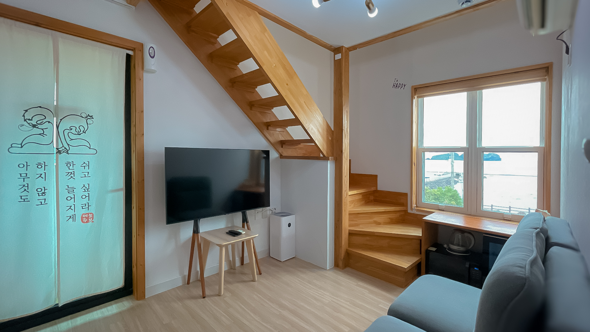 '제주늘보의오후' 2층 듀플렉스룸 계단과 창문 쇼파등의 모습. 'JEJUNEULBO' The duplex room stairs and window sofa on the second floor.