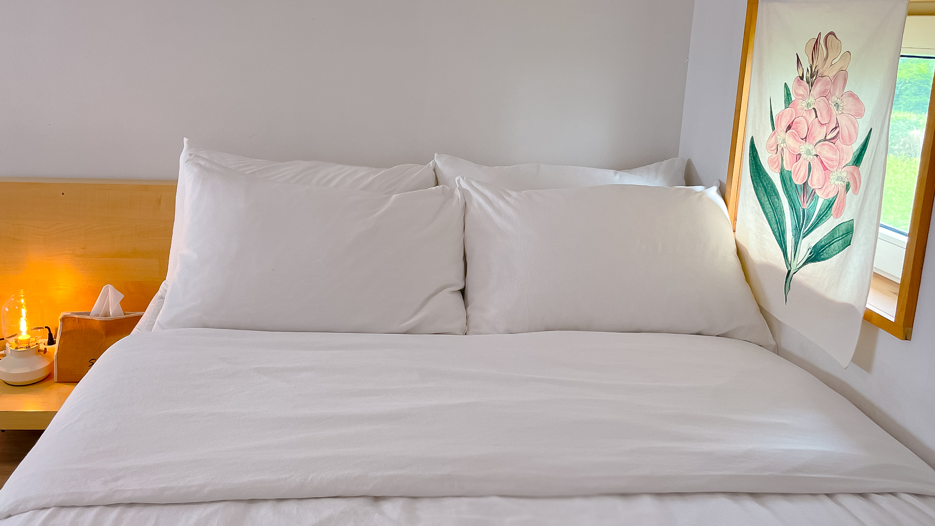 '제주늘보의오후' 2층 듀플렉스룸 침구류 세팅 모습. The setting of bedding in the duplex room on the 2nd floor of 'JEJUNEULBO'.