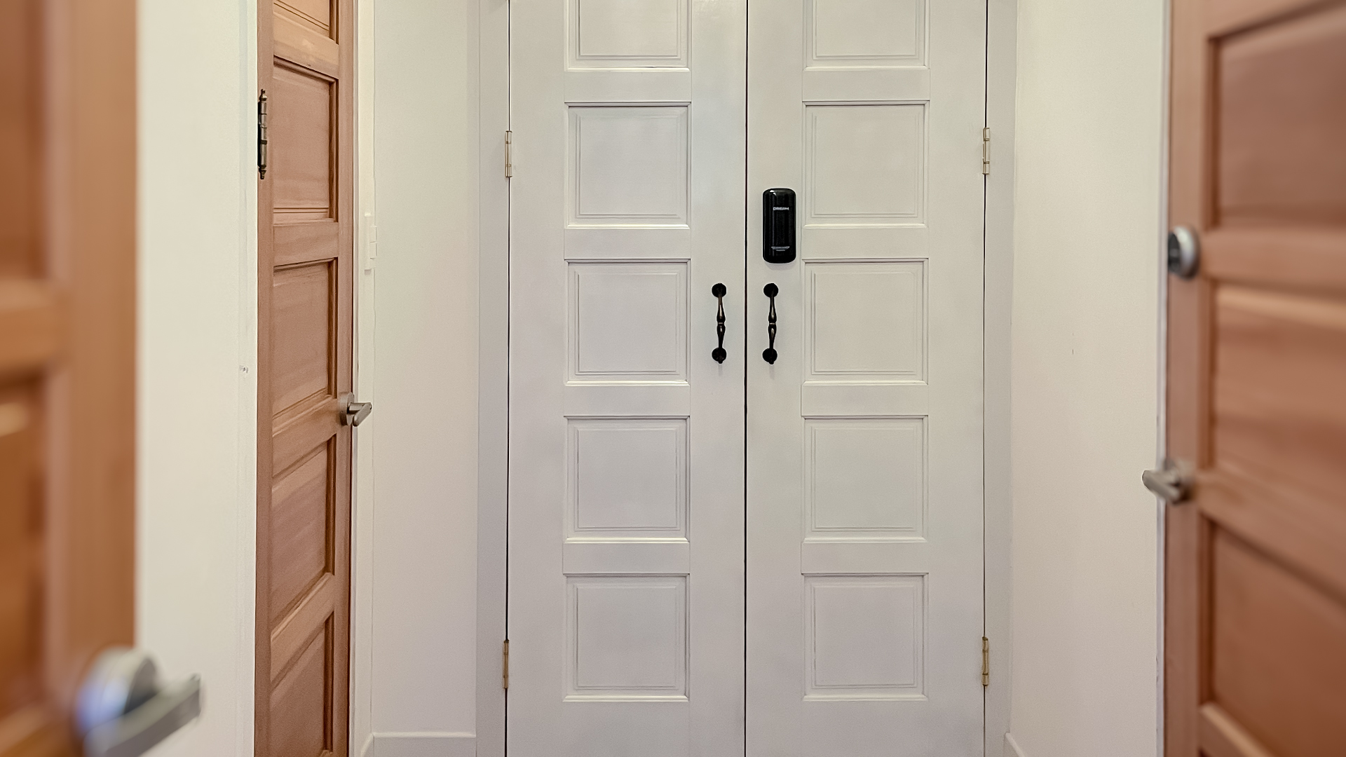 '제주늘보의오후' 1층 트윈룸 복도 객실과 욕실의 분리형태.
'JEJUNEULBO' is a separate form of twin room hallway room and bathroom on the first floor.