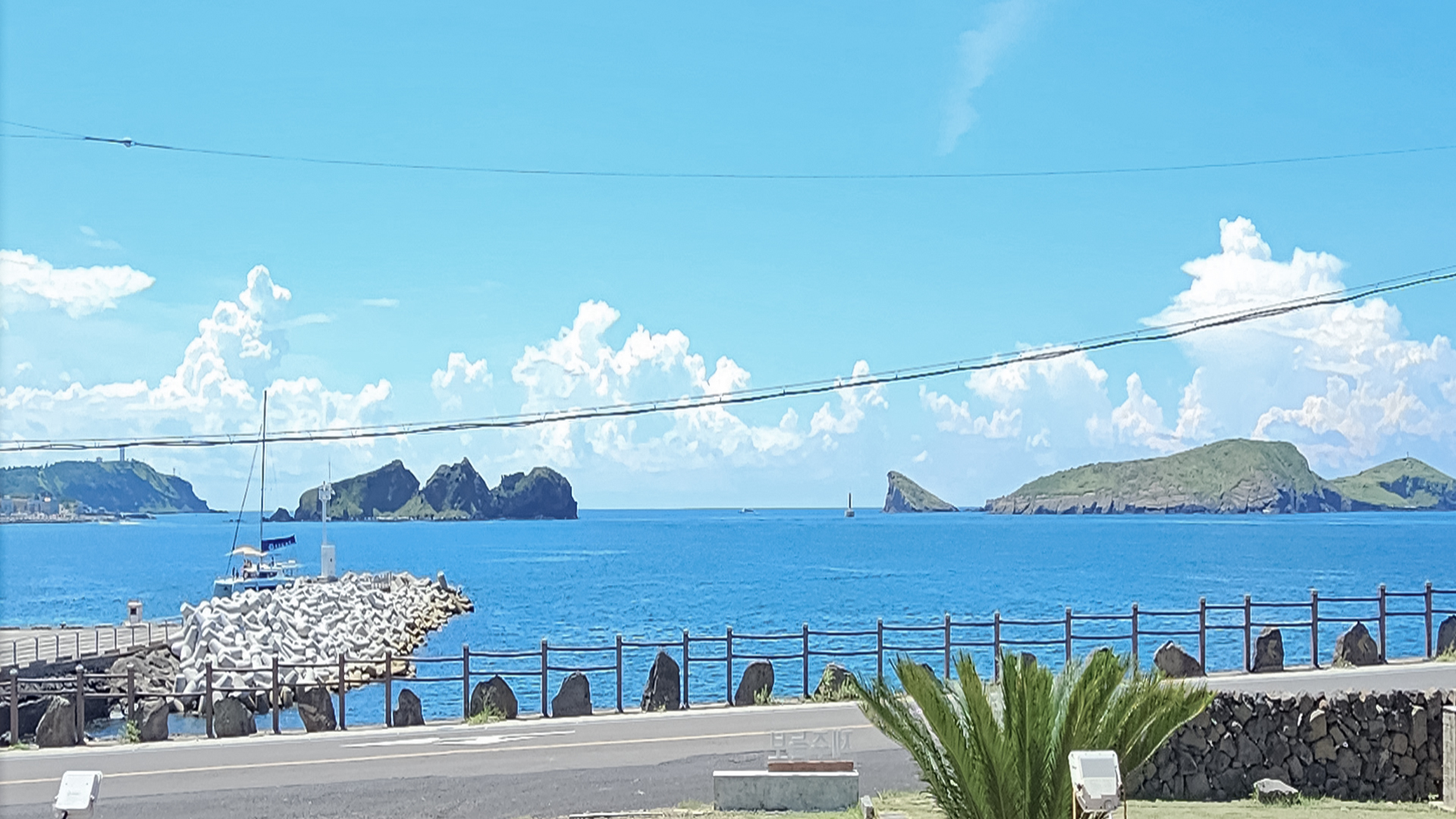 '제주늘보의오후' 1층 트윈룸 에서 보이는 바다의 풍경.
The view of the sea from the twin room on the first floor of  'JEJUNEULBO'.