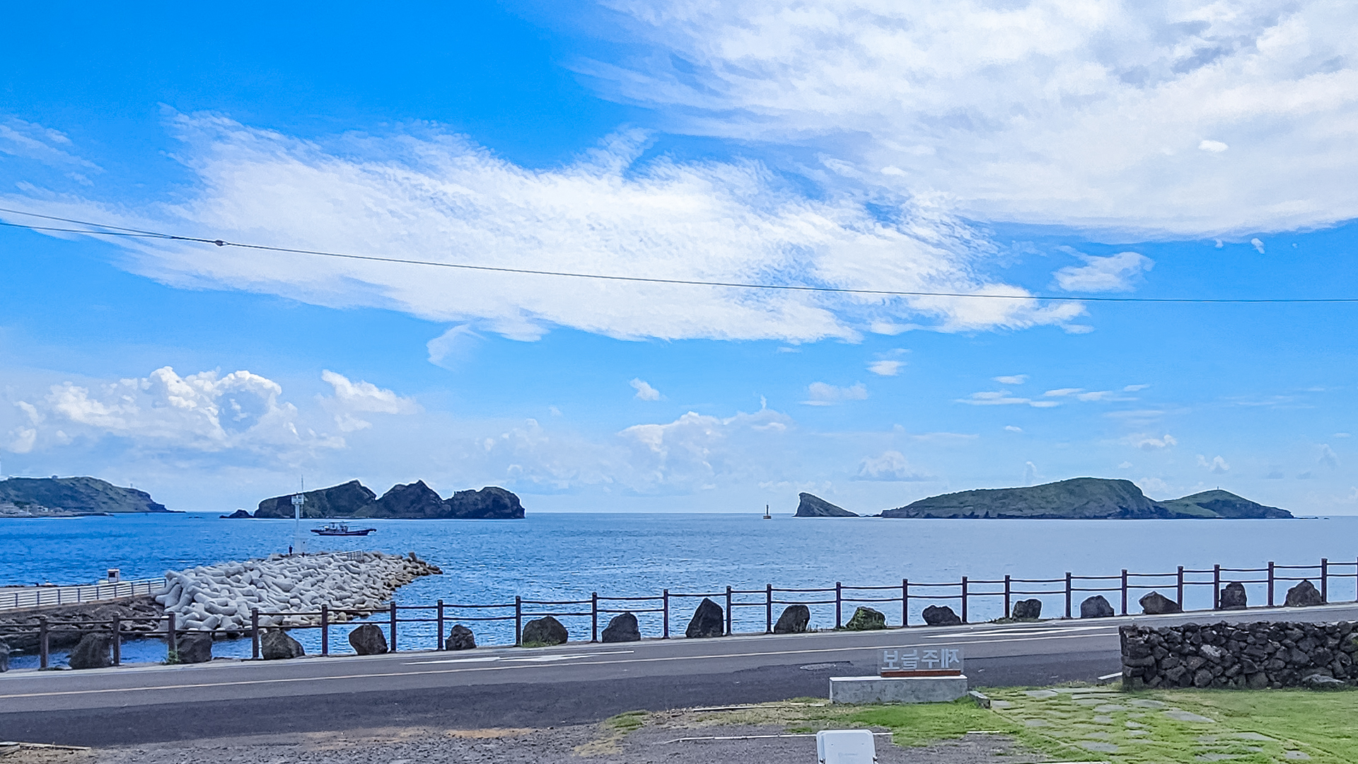 '제주늘보의오후' 시설 앞 해안도로에서 바다쪽으로 차귀도가 보이는 장면.
The scene where you can see Cha Guido Island toward the sea from the coastal road in front of the 'JEJUNEULBO' facility.