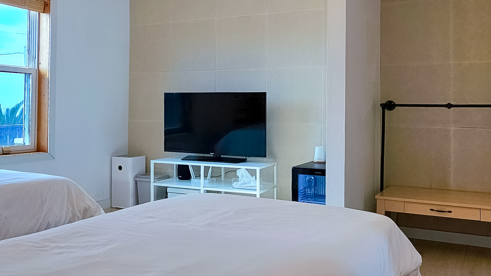 '제주늘보의오후' 1층 트윈룸 텔레비전  방향 세팅 장면. 'JEJUNEULBO' Twin Room Television setting scene on the 1st floor.