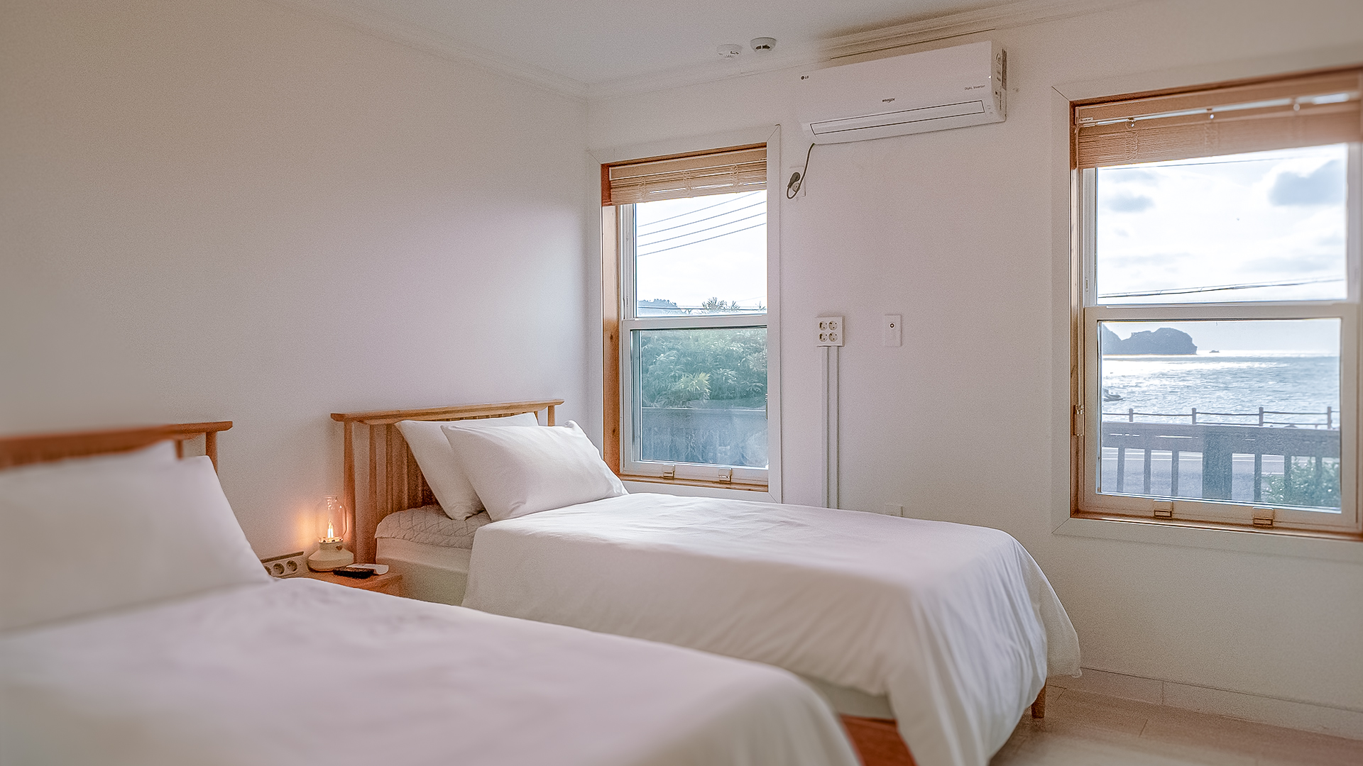 '제주늘보의오후' 1층 트윈룸 객실 전경. A view of the twin room on the 1st floor of 'JEJUNEULBO'.