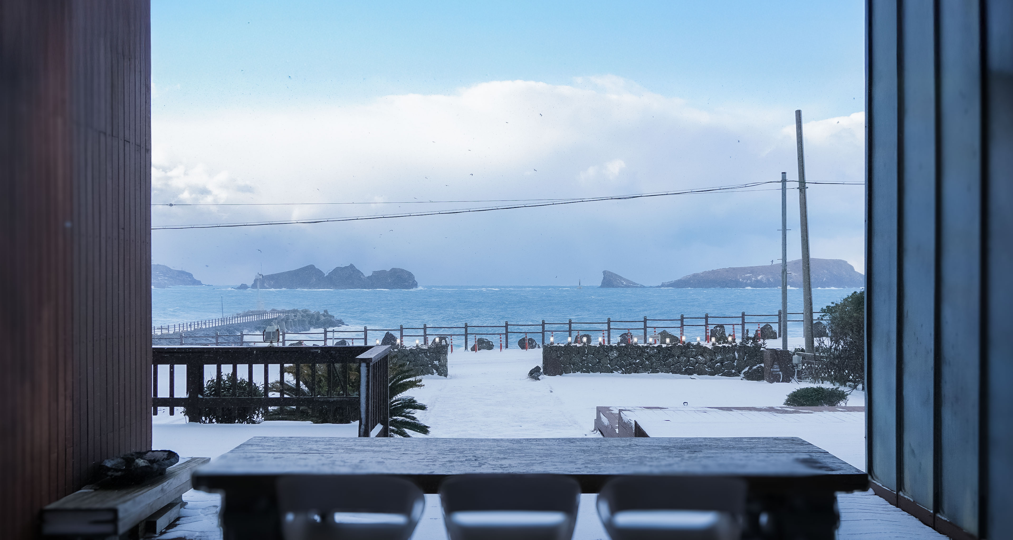 '제주늘보의오후'  시설에서 보는 겨울 바다의 장면. The scene of the winter sea at the 'JEJUNEULBO' facility.