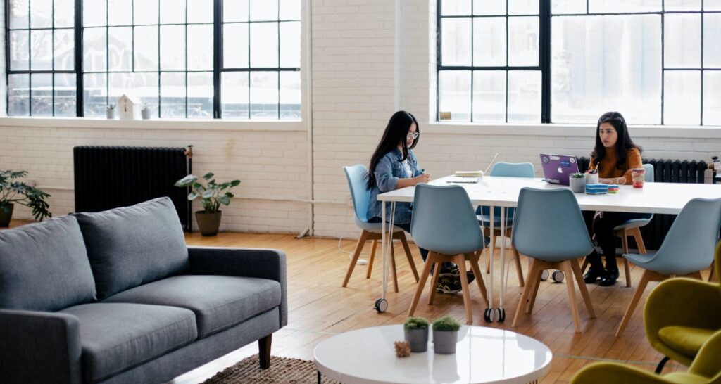 professionnels dans un logement