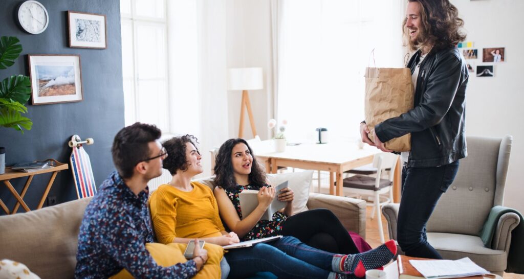 ami en vacances dans un appartement