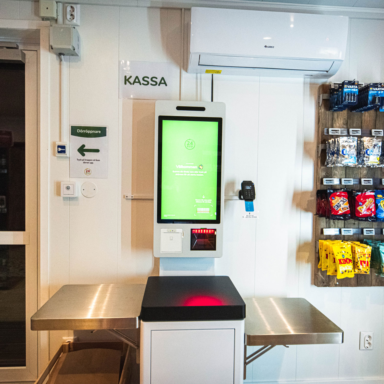 image of staff consulting a customer in an automotive service