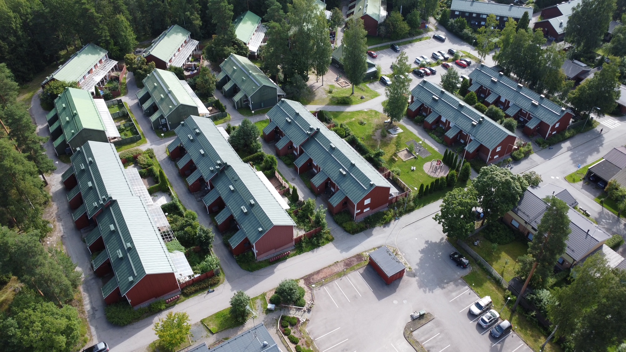 Rivitalojen peltikattojen maalaus