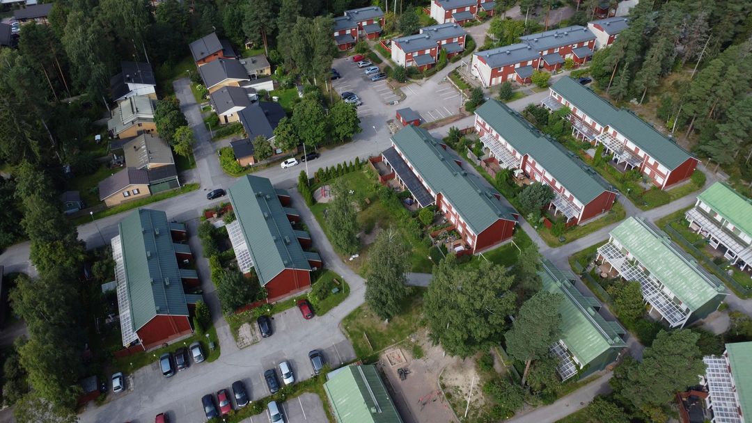 Rivitalojen peltikattojen huoltomaalaus