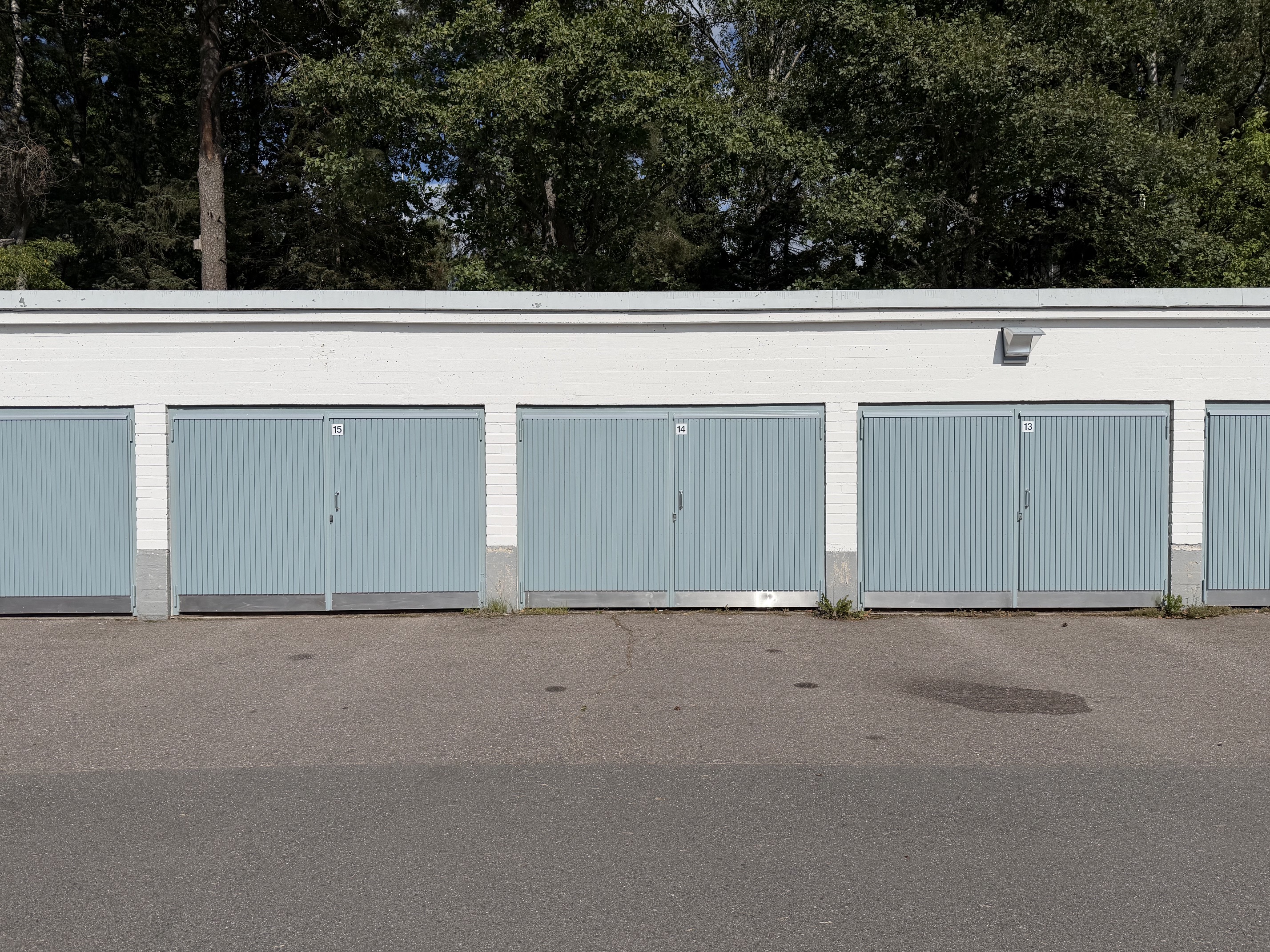 Taloyhtiön autotallien ovet paneloinnin ja maalauksen jälkeen Helsingissä