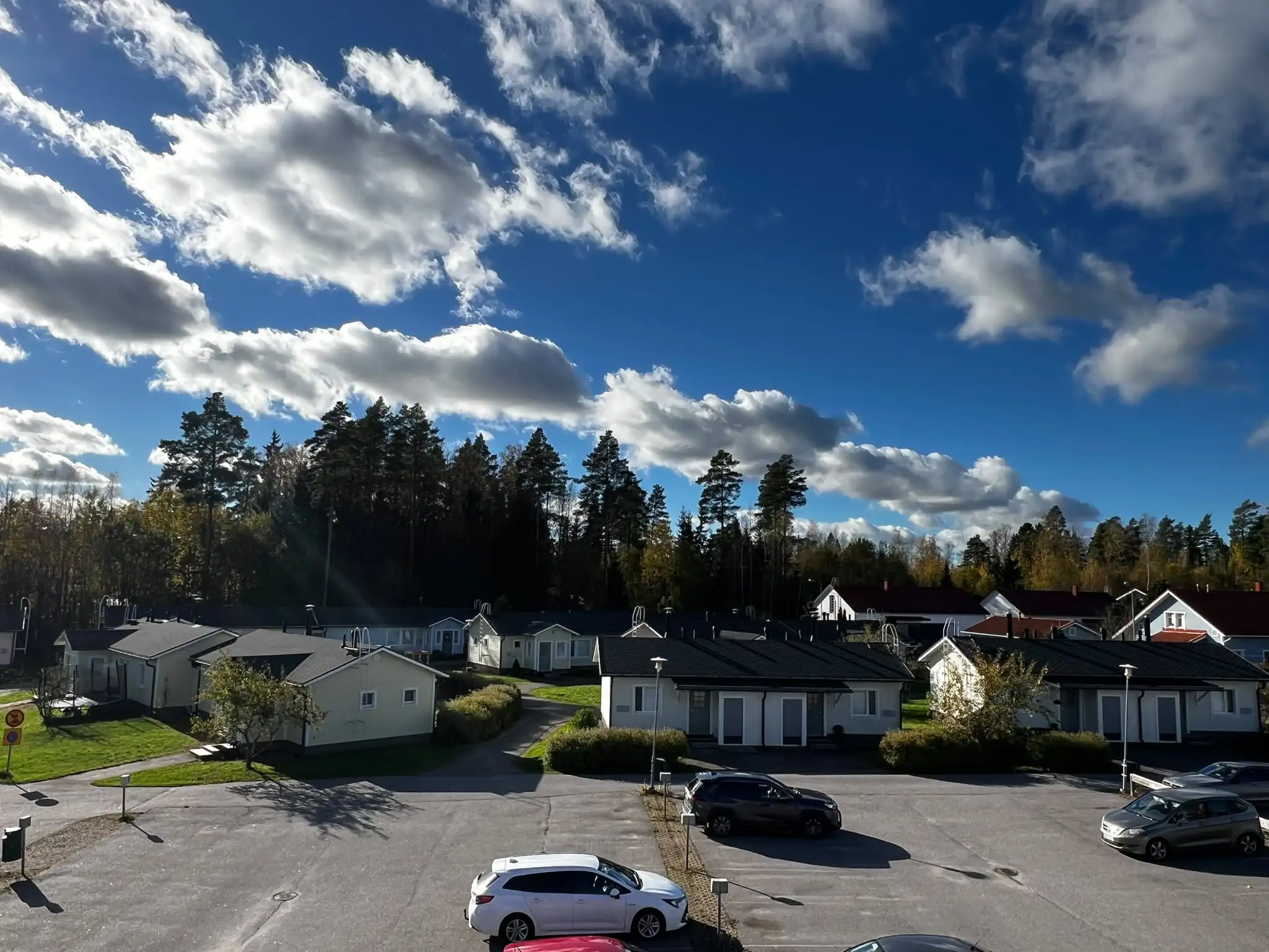 Taloyhtiön julkisivujen puuosien huoltomaalaus Järvenpäässä