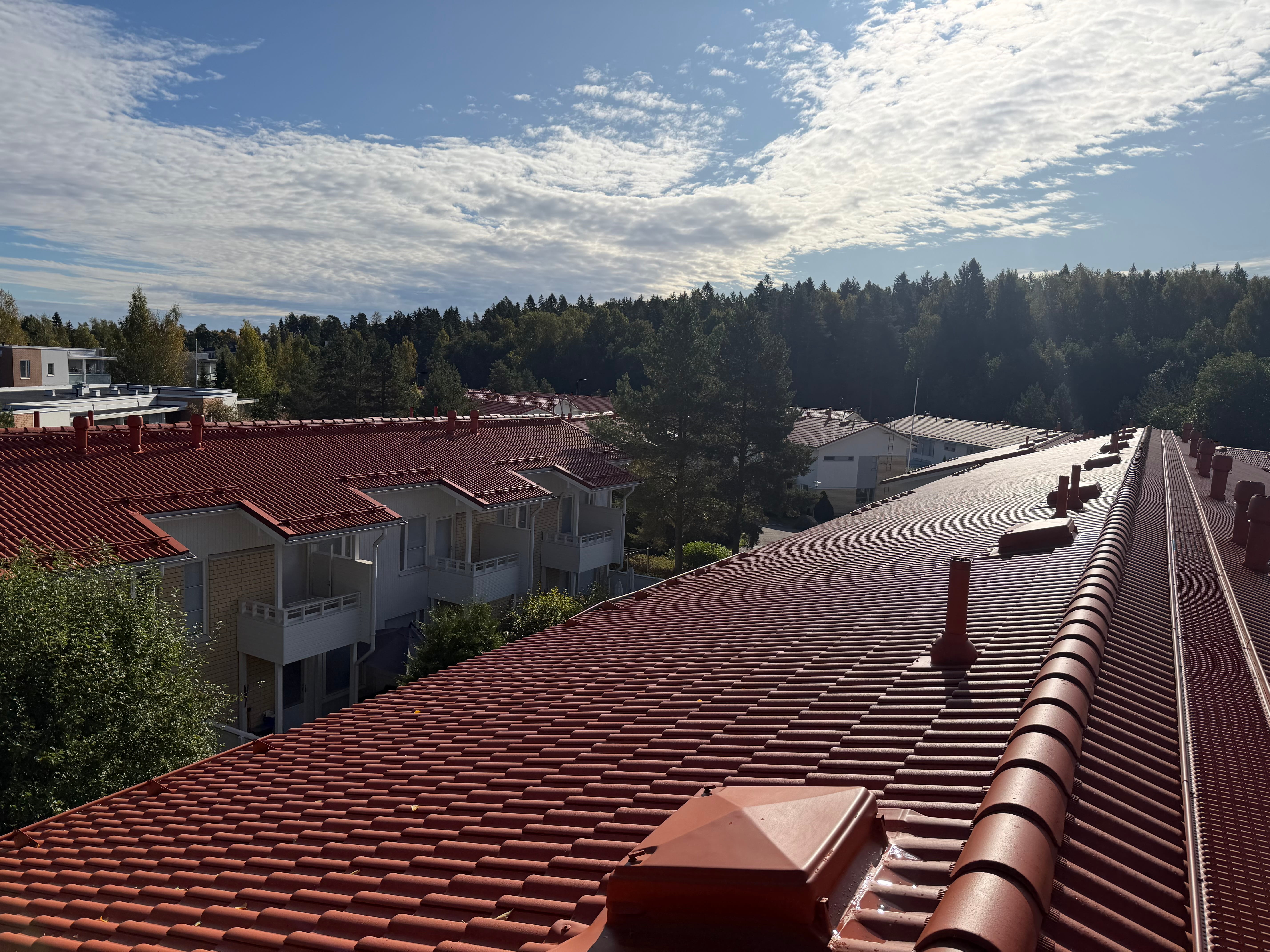 Rivitaloyhtiön tiilikaton pesu ja pinnoitus tiilenpunaisella sävyllä Espoossa