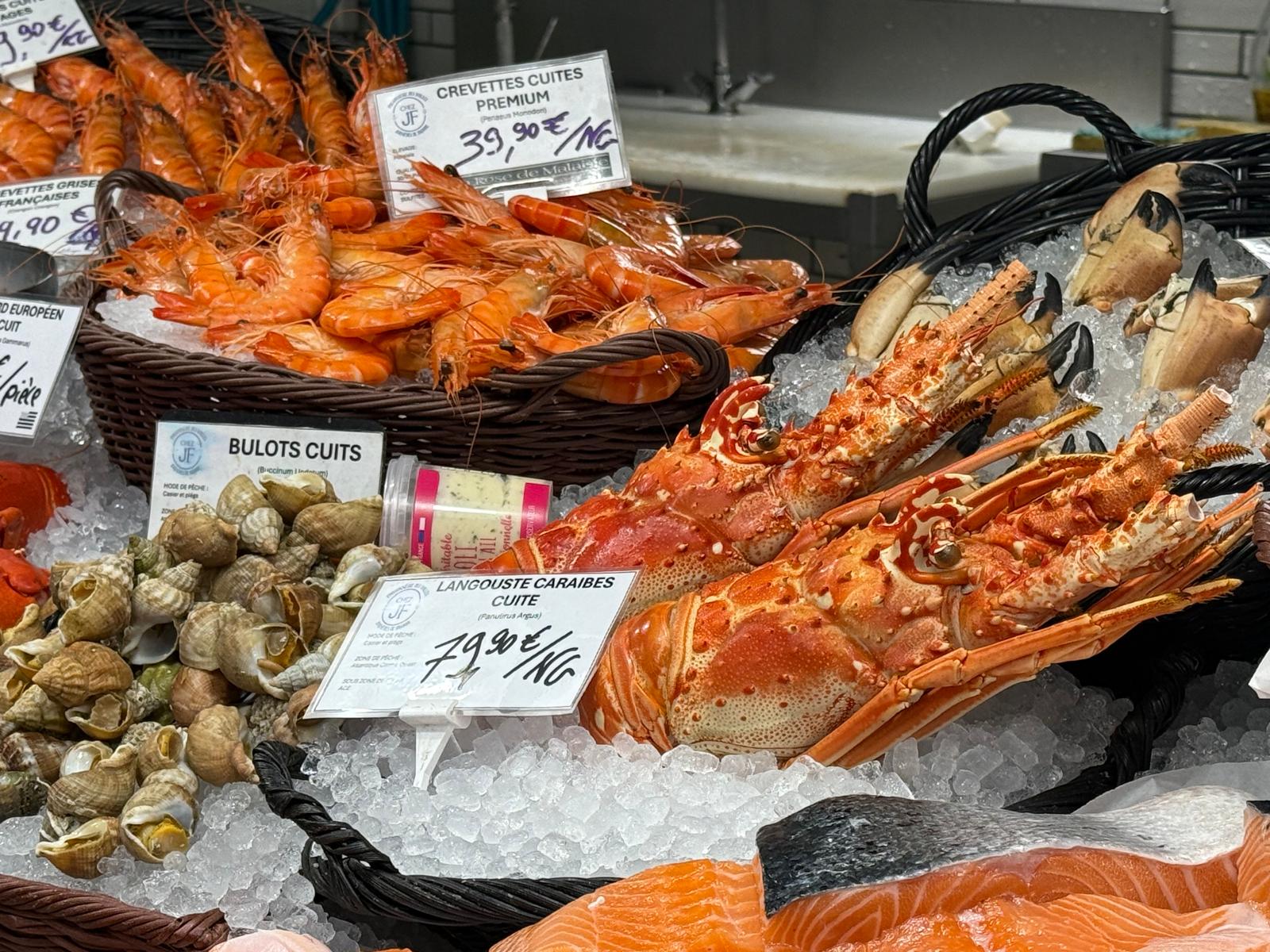 Innenansicht einer gotischen Kathedrale mit verzierten Holzschnitzereien, Orgelpfeifen und bunten Glasfenstern.