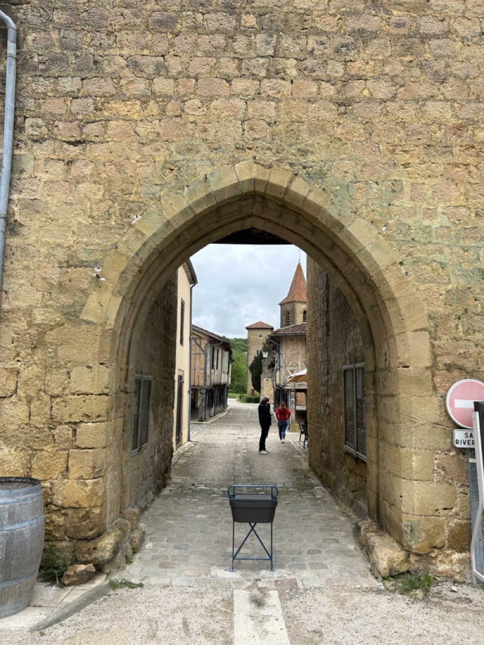 Nahaufnahme eines mit goldfarbenem Armagnac gefüllten Glases vor einem Holzkasten mit der Aufschrift 'ARMAGNAC'.