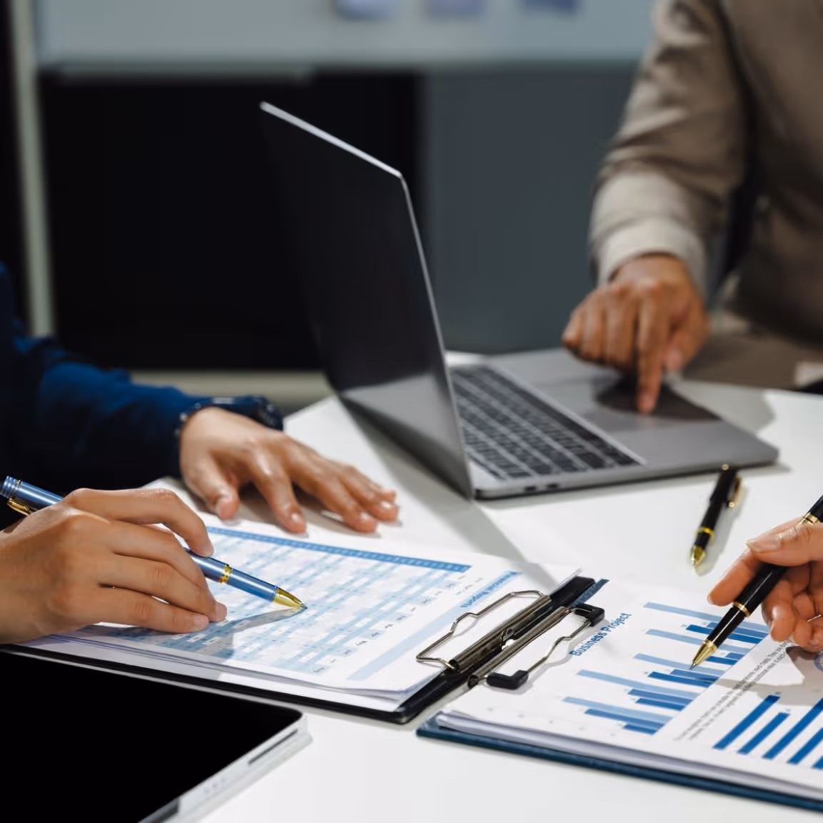 Concepto de marketing digital y estrategia empresarial en pantalla de smartphone.