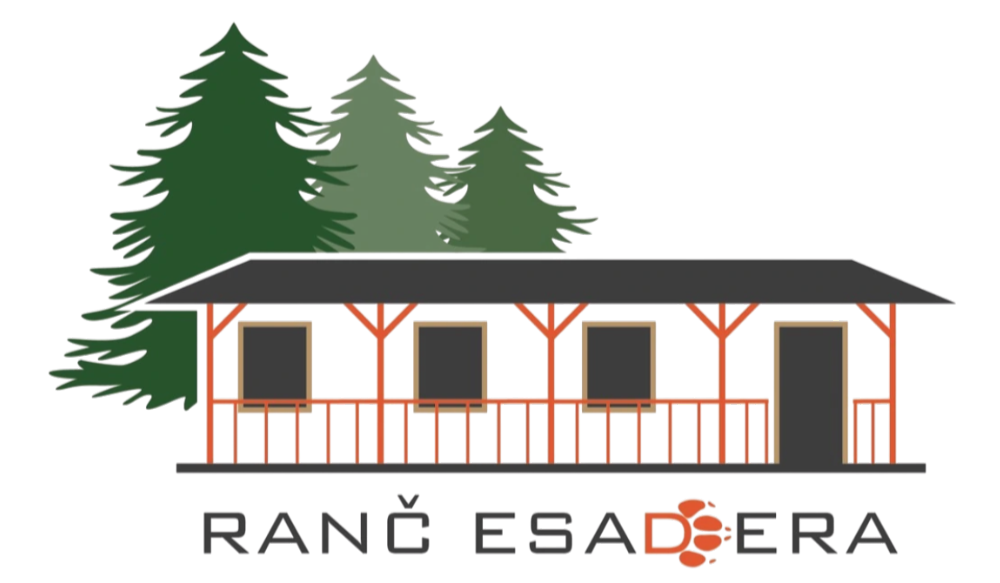 Logo ranče se stylizovanou dřevěnou verandou a třemi stromy v pozadí.