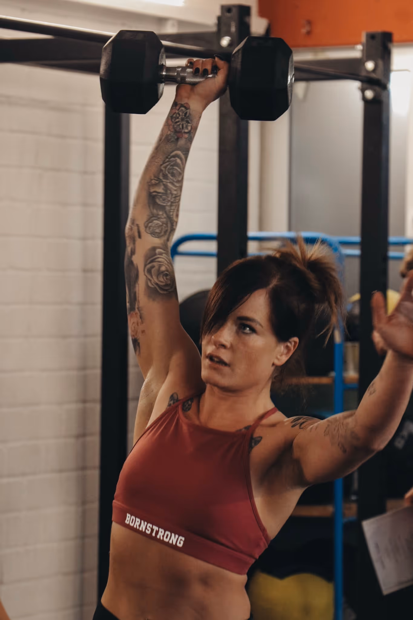 Frau beim Heben einer Kurzhantel