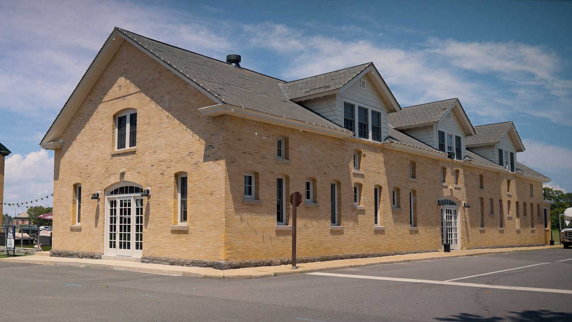 Mule Barn Tavern - Photo